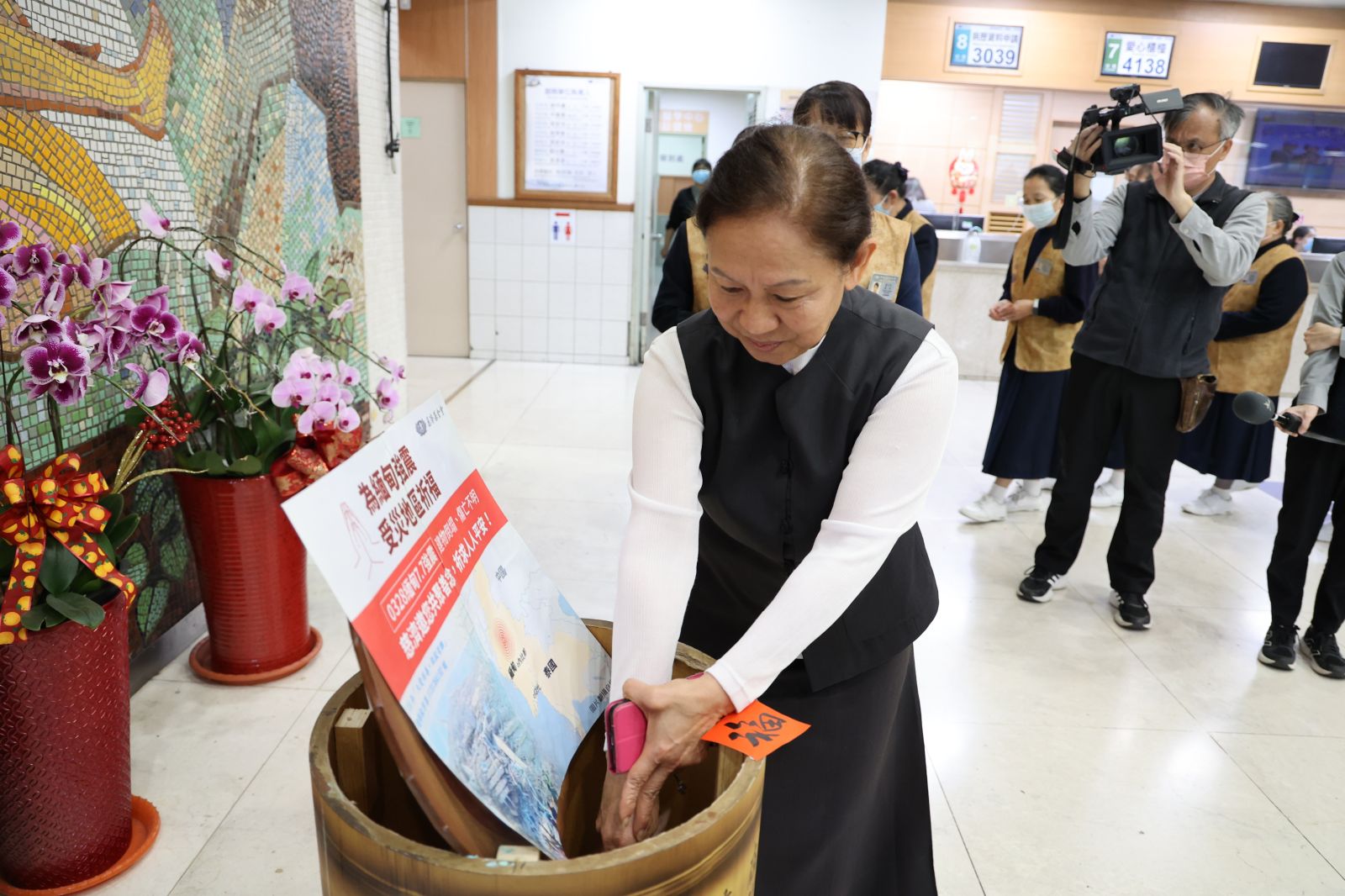 來自緬甸的花蓮慈院生殖醫學中心主任陳寶珠醫師，為家鄉虔誠祈禱並捐出善的心意。