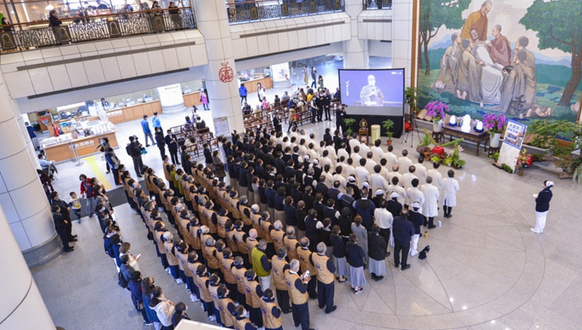台北慈濟醫院於3月31日午間舉辦「緬泰地震虔誠祈禱祝福會」，眾人共聚善念，募心募愛，為緬泰災民祈福。