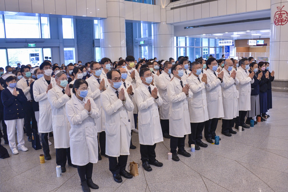 眾人虔誠合十，同心祈願災情平息、災民平安，把溫暖與祝福傳遞至緬泰。