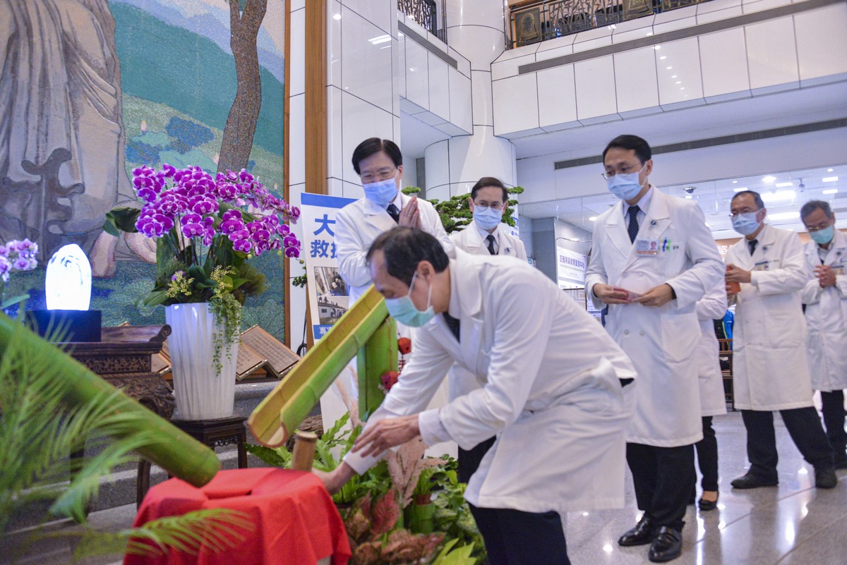 醫護同仁、慈濟志工與來院大德將滿滿愛心投入大竹筒。