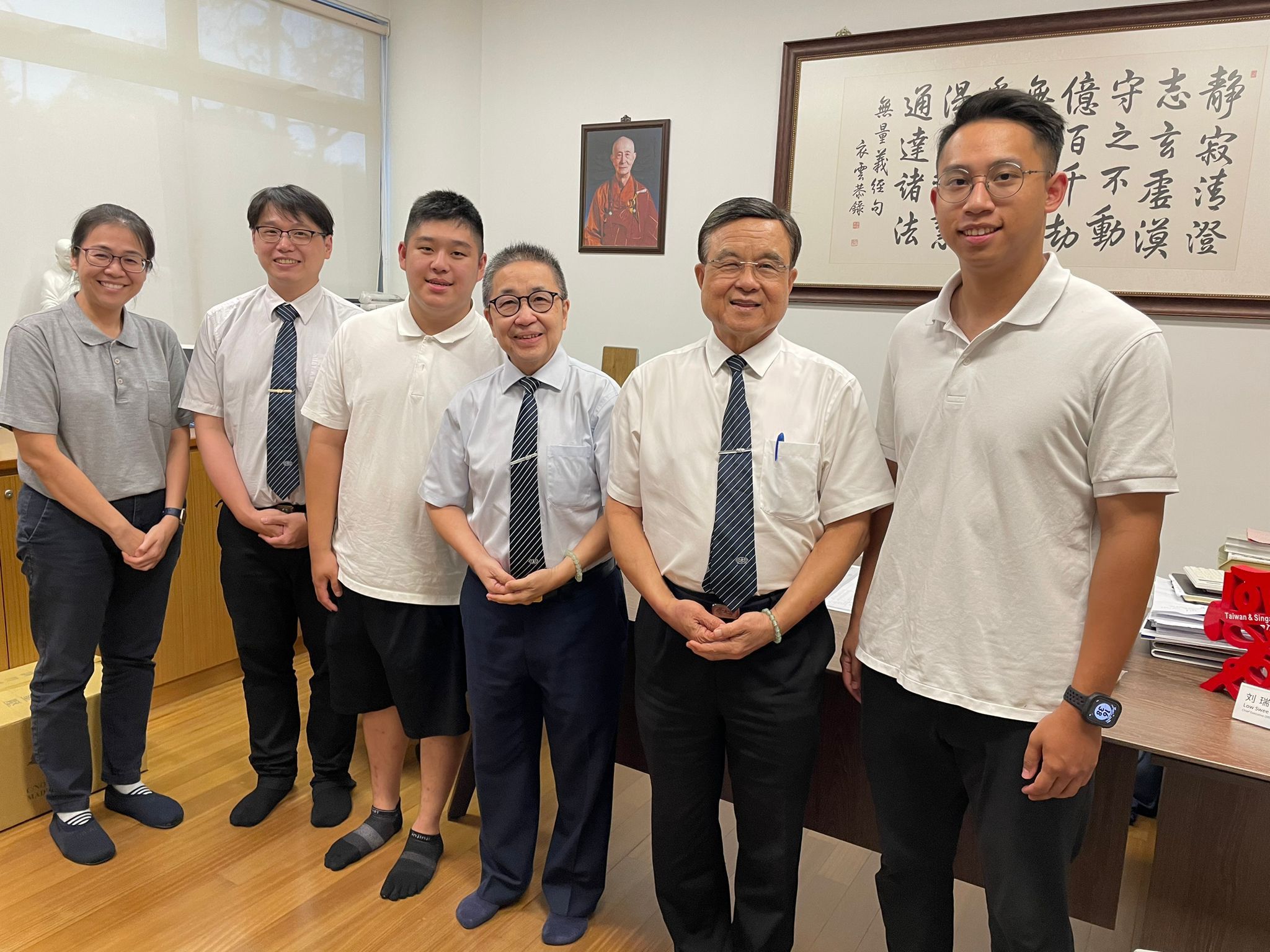 帶隊老師、實習學生和慈濟新加坡分會師兄合影