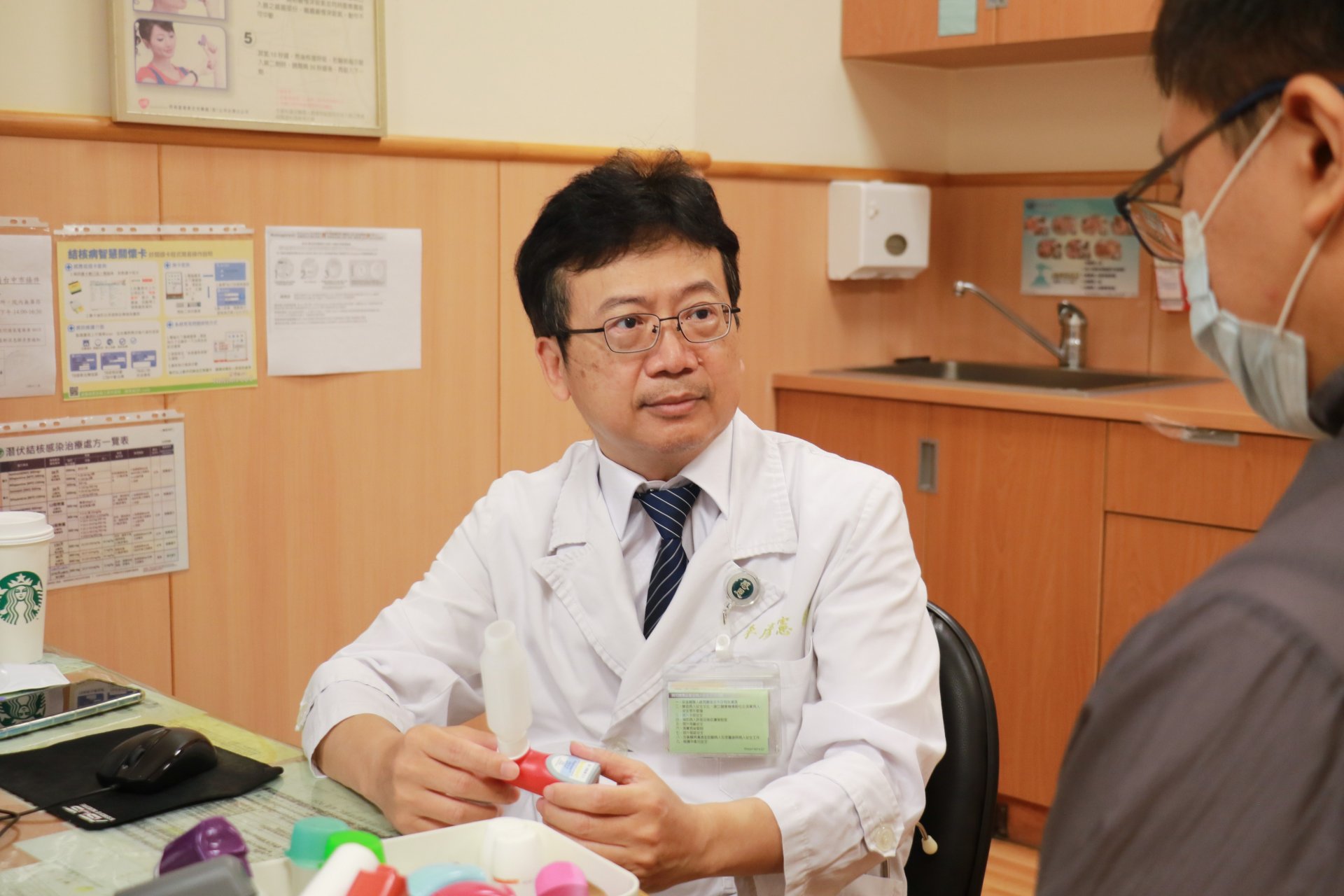 李彥憲呼籲氣喘病友正確用藥、避開環境過敏誘因、做好尖峰呼氣流速器監測與記錄。