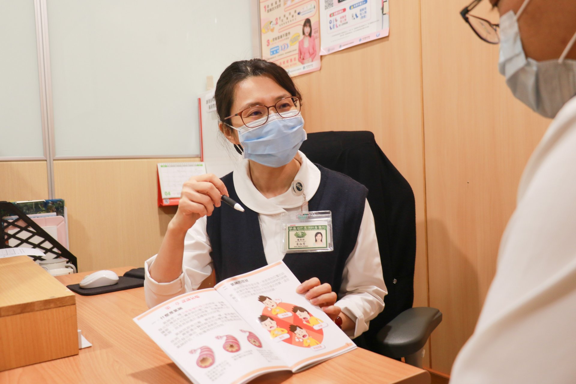胸腔科氣喘照護團隊個管師，衛教氣喘病人正確須知。