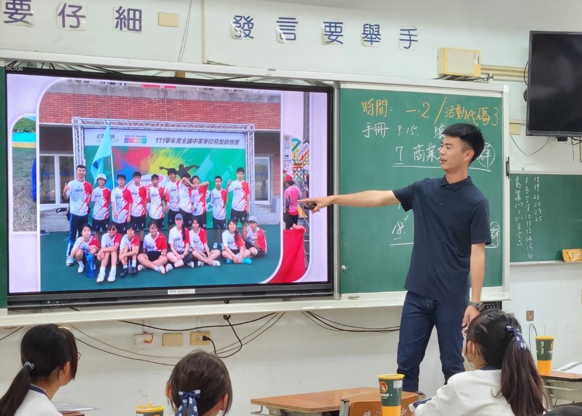 國一知足班講師勉勵同學勇敢朝夢想前進外，也要把握時間認真讀書。
