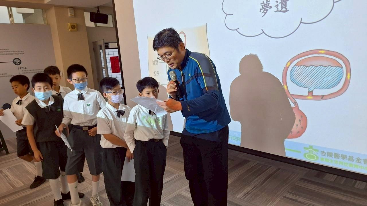 男孩子們提出心中的疑惑，雲傑醫師一一為孩子解答