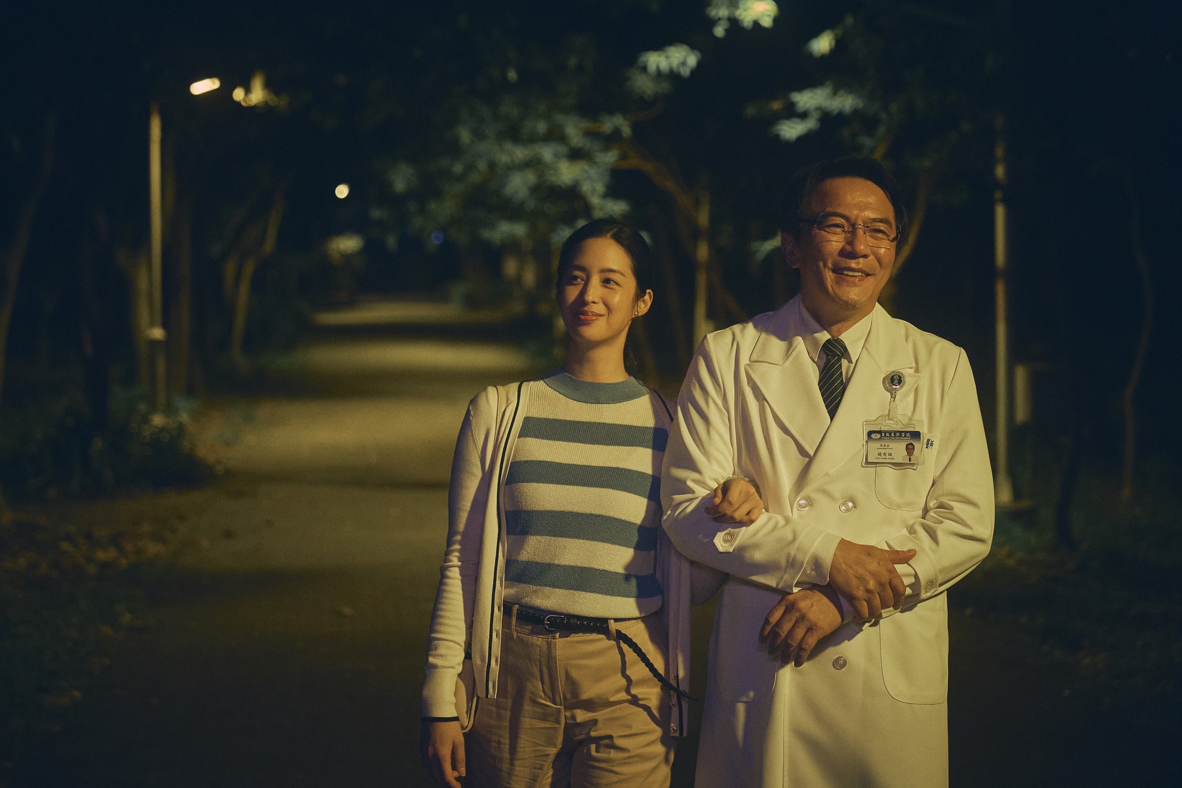 大愛劇《院長爸爸》戴立忍(右)、莫允雯(左)飾演夫妻