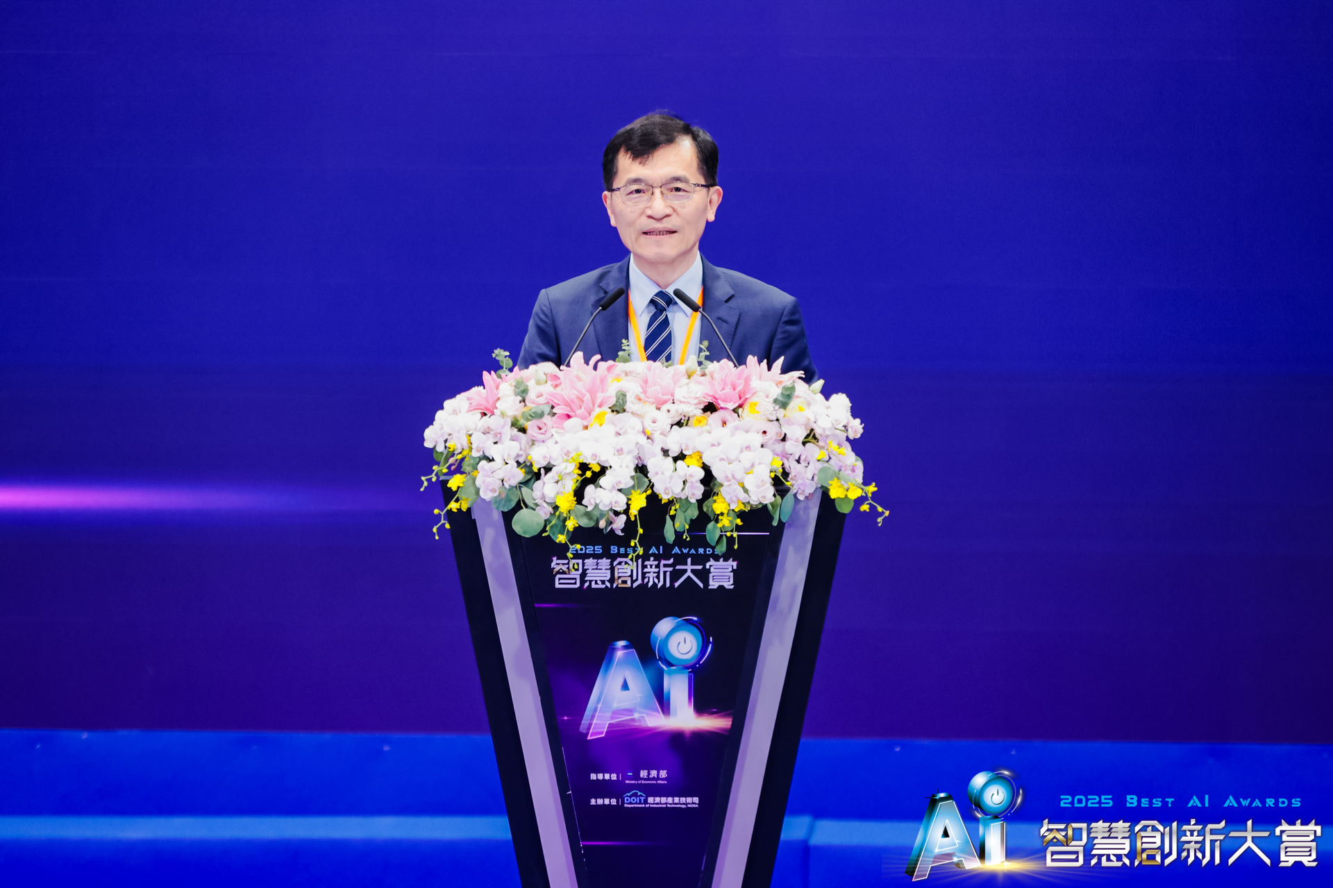 經濟部何晉滄次長出席智慧創新大賞頒獎致詞。