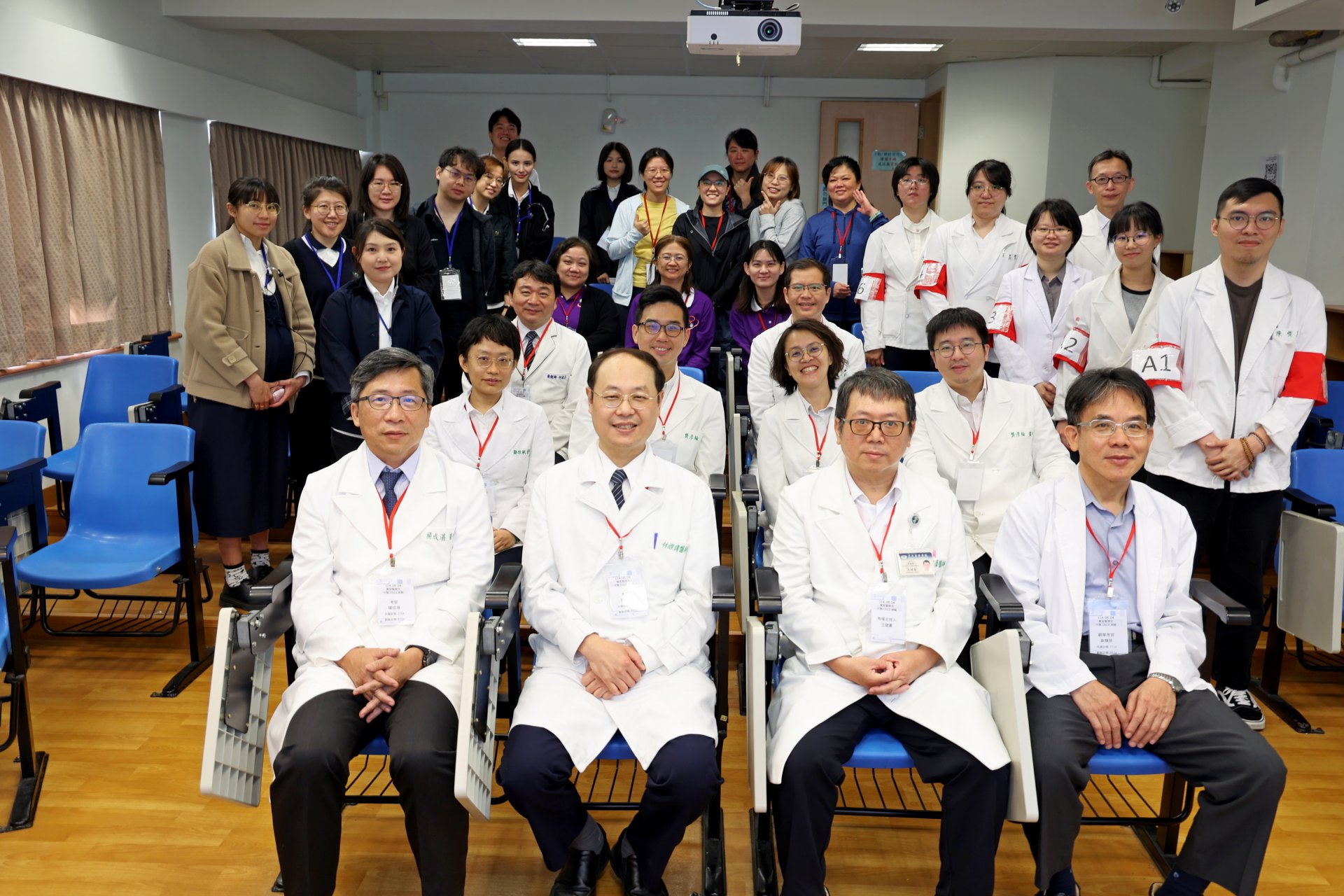 花蓮慈院是東部唯一有能力舉辦「實習醫學生中醫臨床技能測驗」的醫院，此次邀請東部地區醫院及診所的中醫師共同擔任考官，栽培東部具中西醫整合能力的中醫師。前排左起門諾醫院中醫科楊成湛主任、花蓮慈院中醫部內科主任林經偉醫師、花蓮慈院中醫部王健豪副主任、花蓮縣中醫師公會名譽理事長黃輝榮醫師。