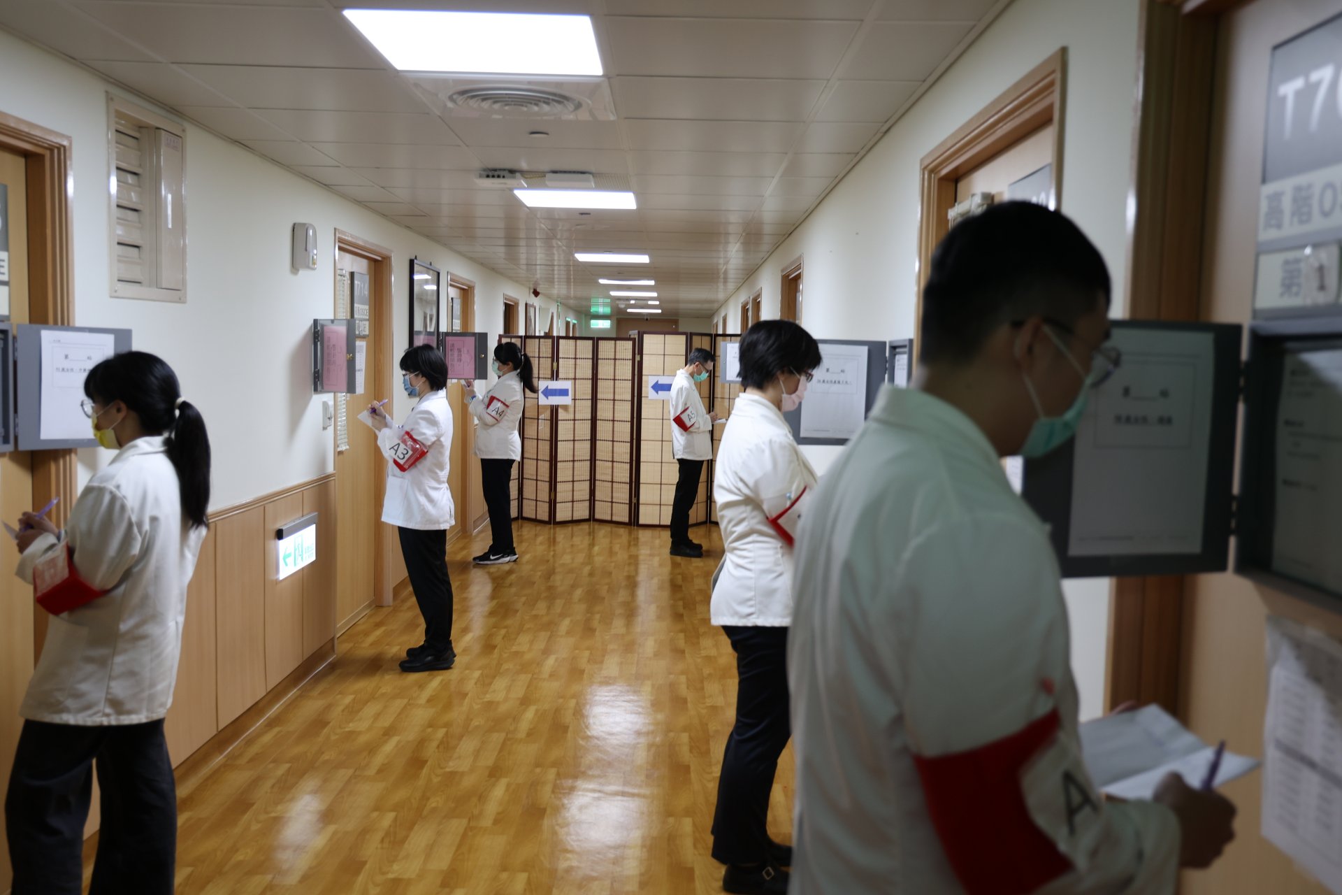 花蓮慈濟醫院中醫臨床技能中心舉辦「實習醫學生中醫臨床技能測驗」，以西醫國考的規格舉辦，學生必須於鈴響後閱讀試題進入考場應試。