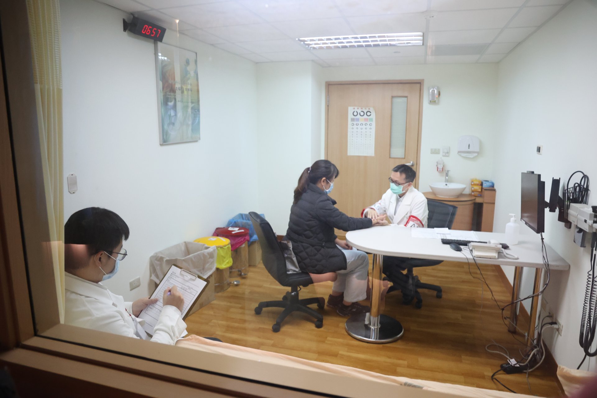 OSCE臨床技能測試模擬診間中，由實習醫學生練習獨當一面與病人互動及診斷。