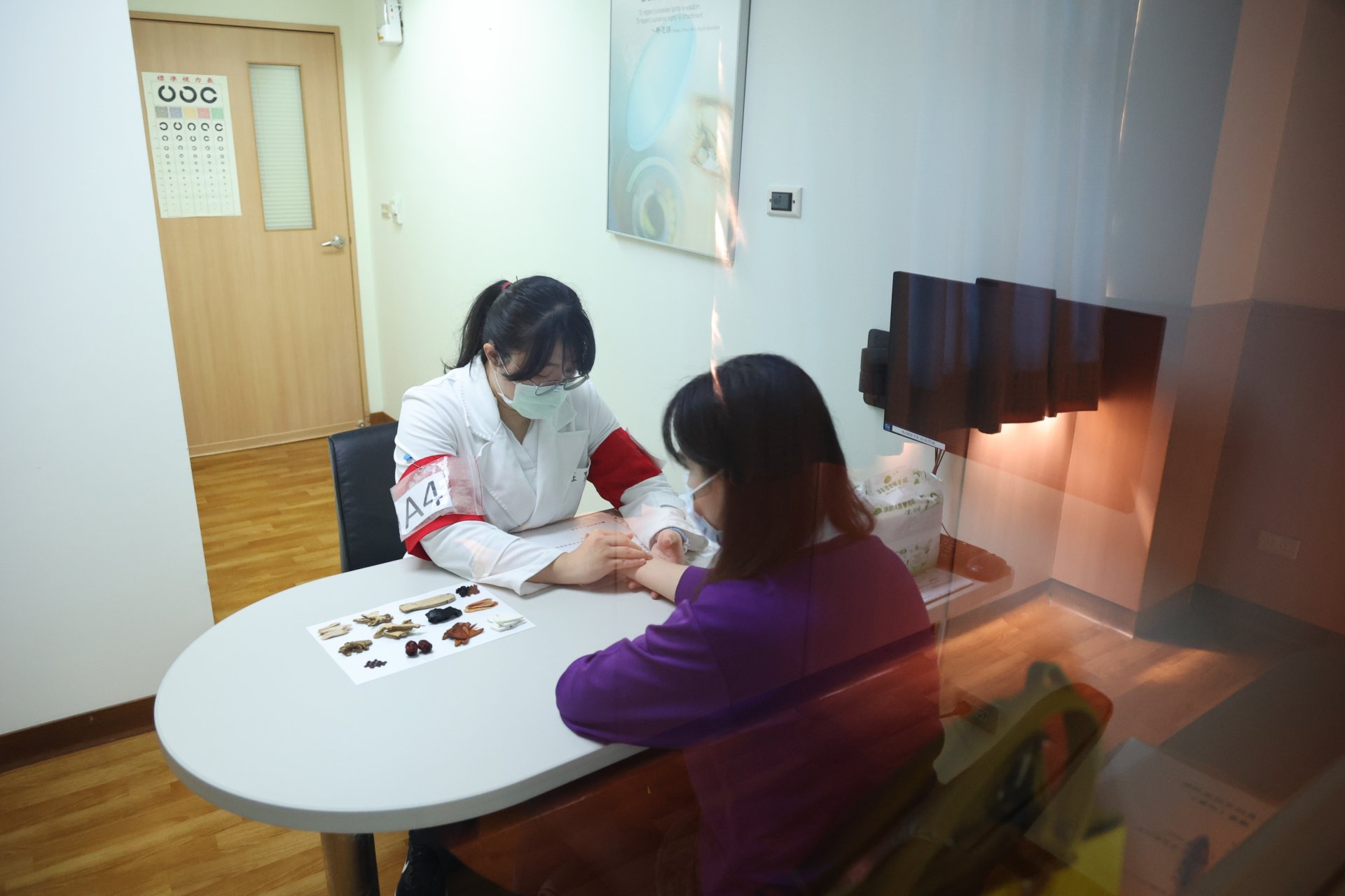 OSCE臨床技能測試模擬診間中，由實習醫學生練習獨當一面與病人互動及診斷。