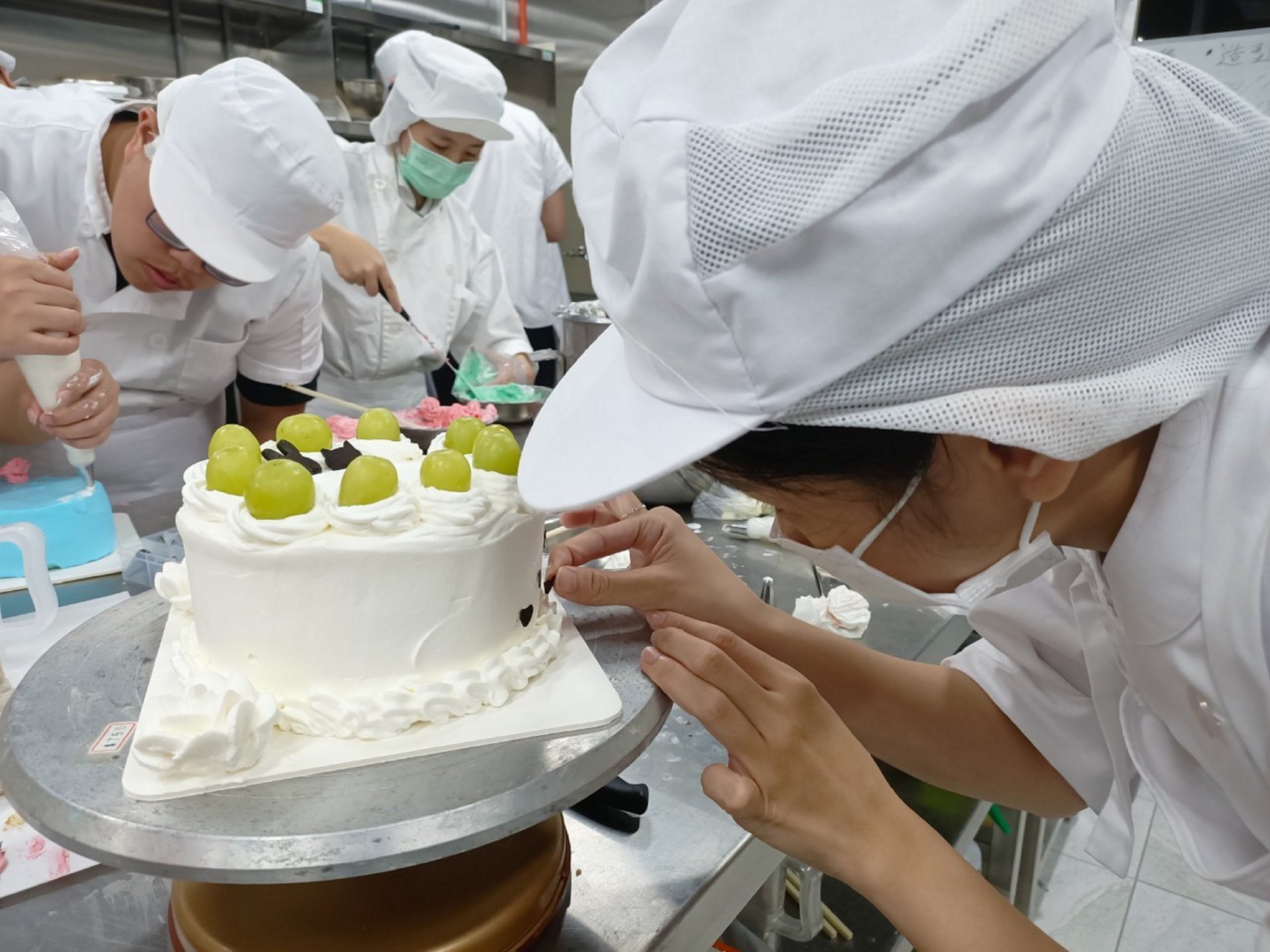 學生練習做蛋糕，努力通過考試