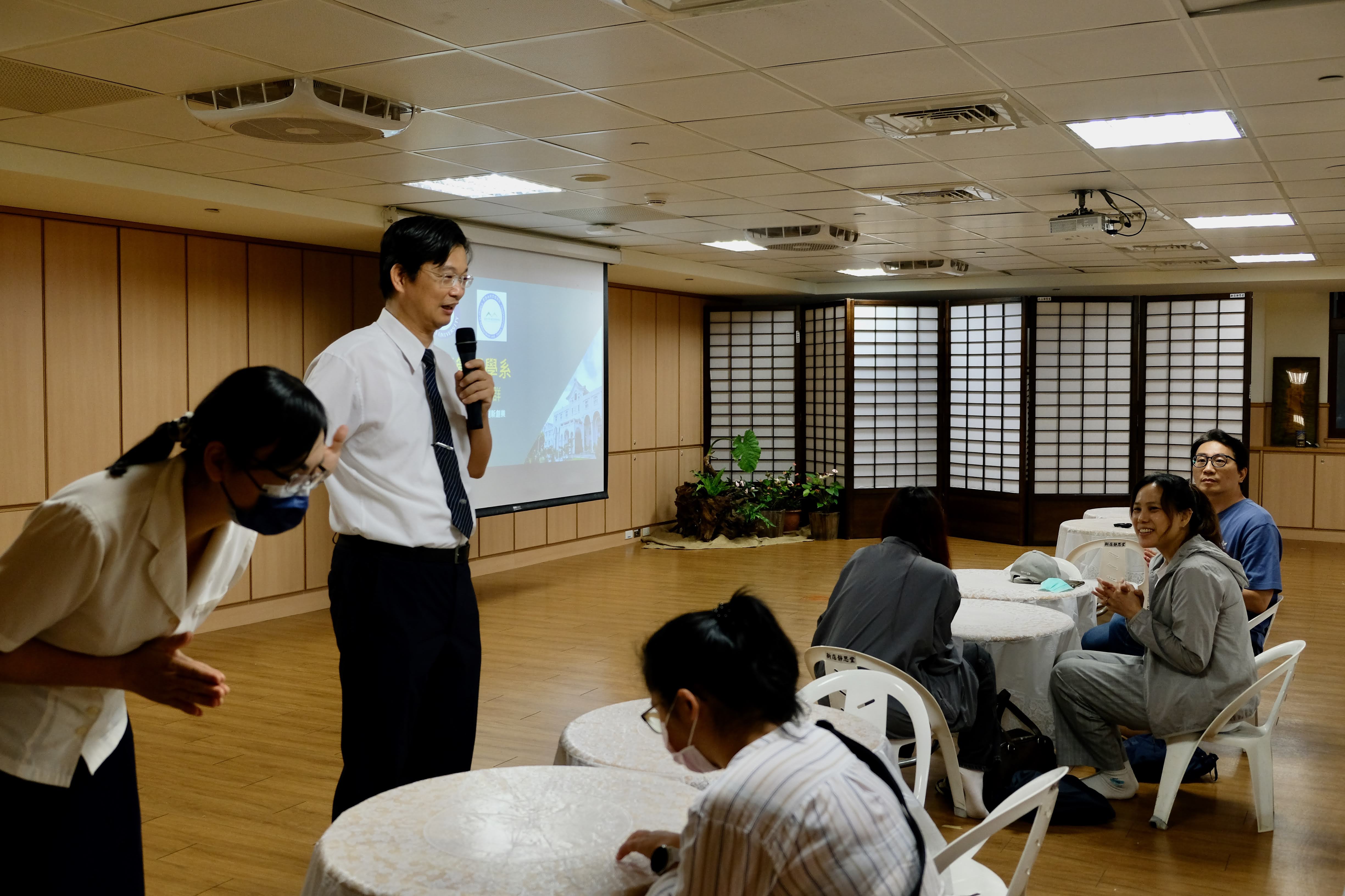 經營管理學系系主任游崑慈介紹系上資優教師