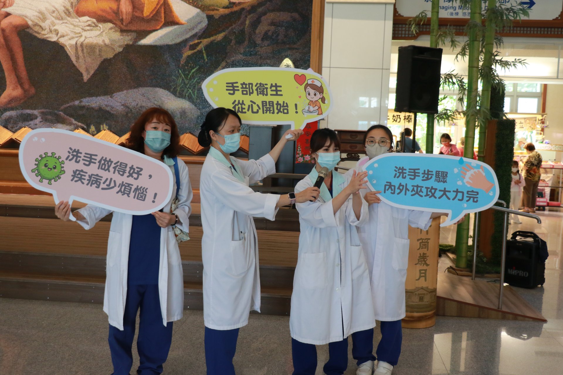 台中慈院感染管制中心同仁示範洗手步驟。