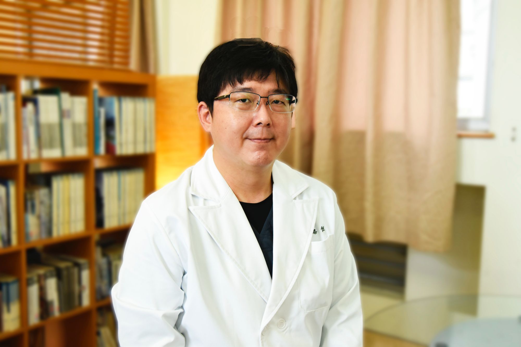 大林慈濟醫院耳鼻喉頭頸外科侯思任醫師提醒，過敏體質者應避免直接接觸花粉等過敏原，同時增強自身的免疫力。