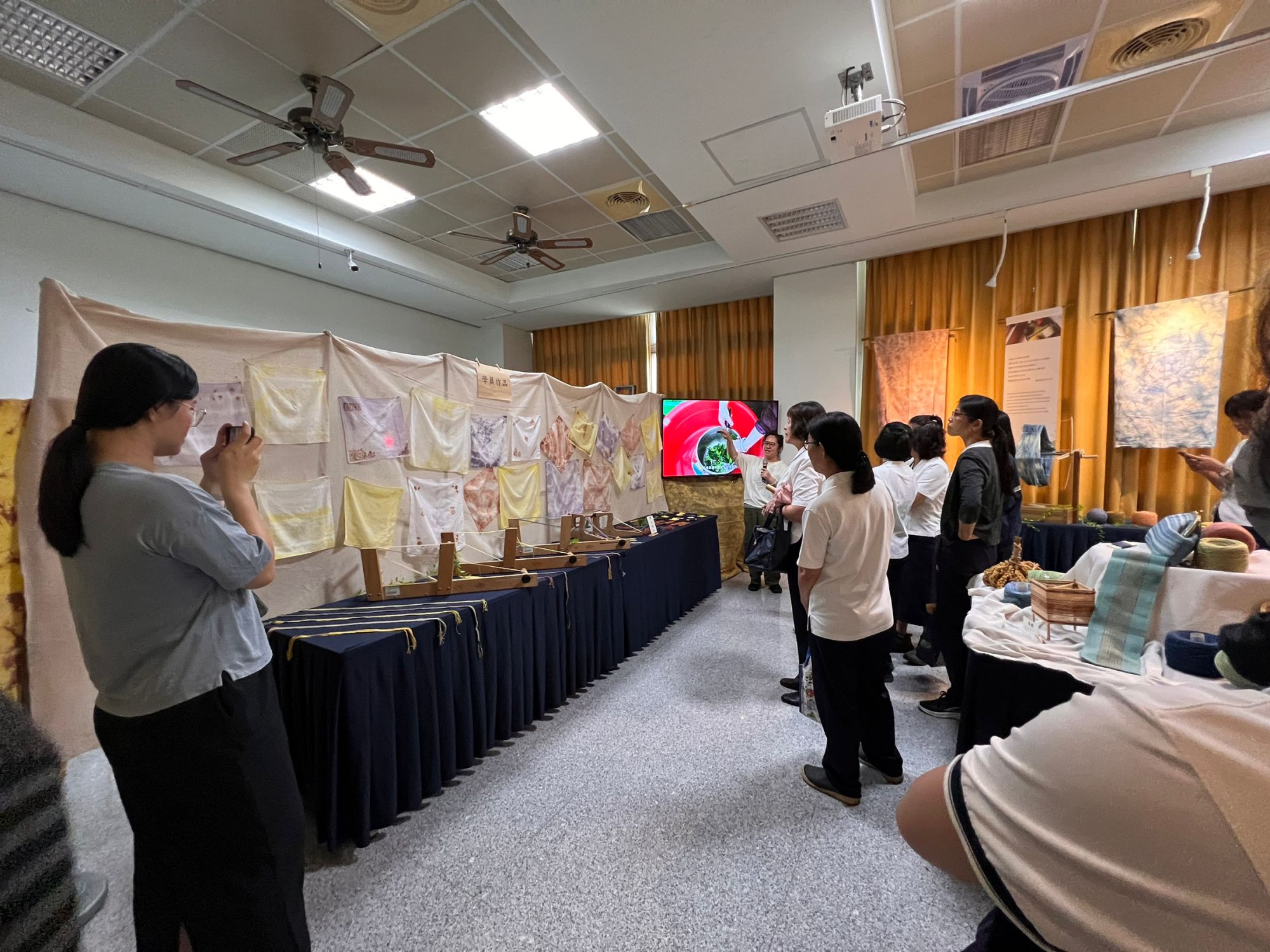 學生作品融合植物染色與纖維創作，展現自然色彩的細膩層次