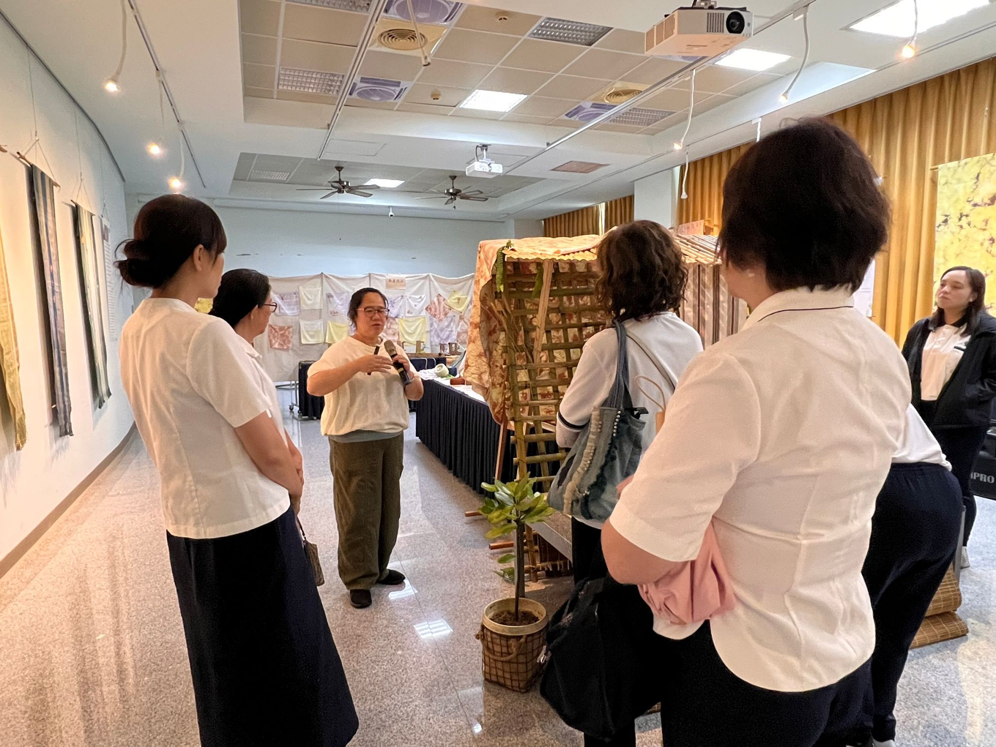 陳淑蓉老師深入介紹植物染料來源與創作技法，現場氣氛熱絡