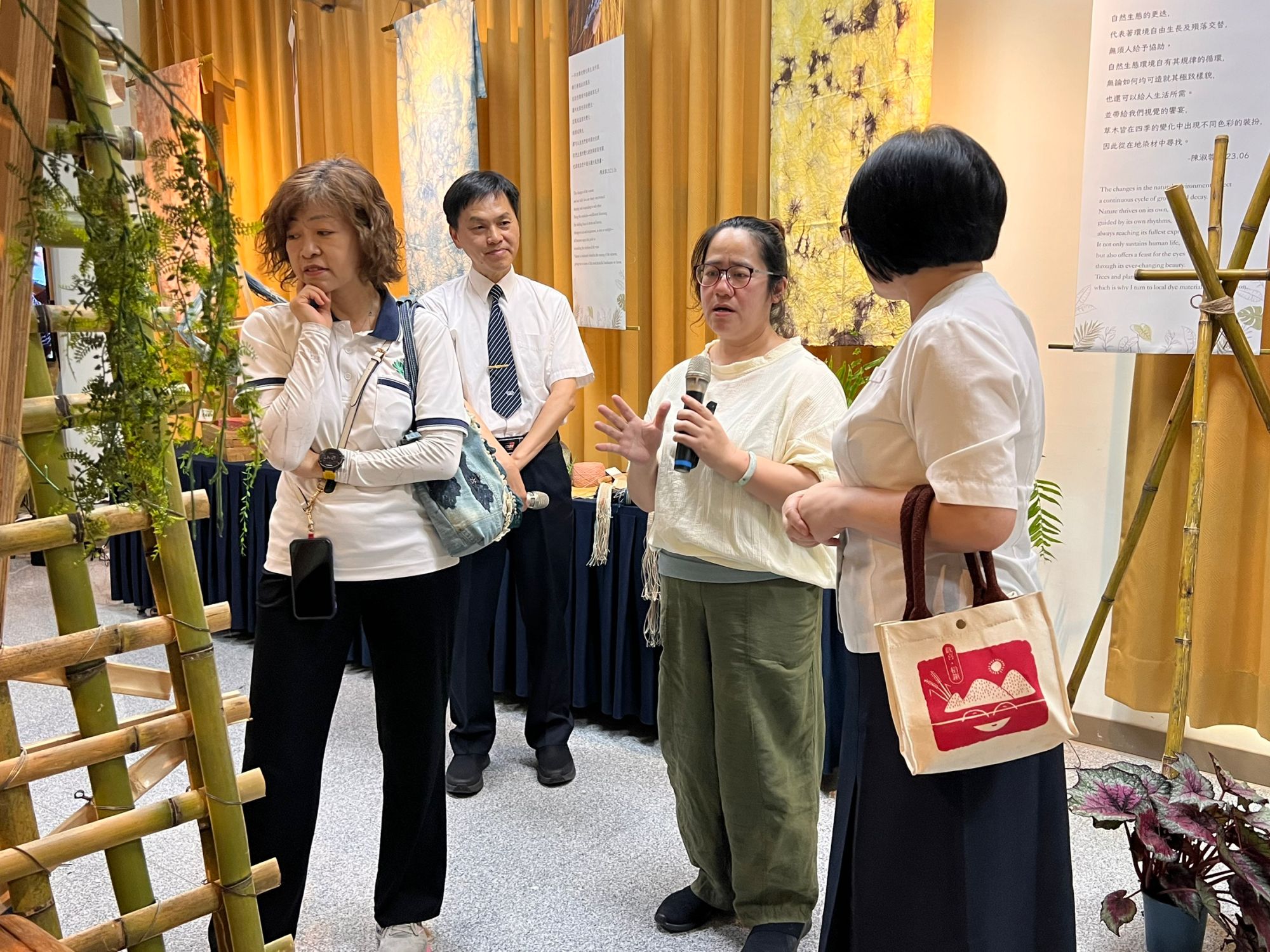陳淑蓉老師親自導覽，深入介紹植物染料來源與創作技法，現場氣氛熱絡