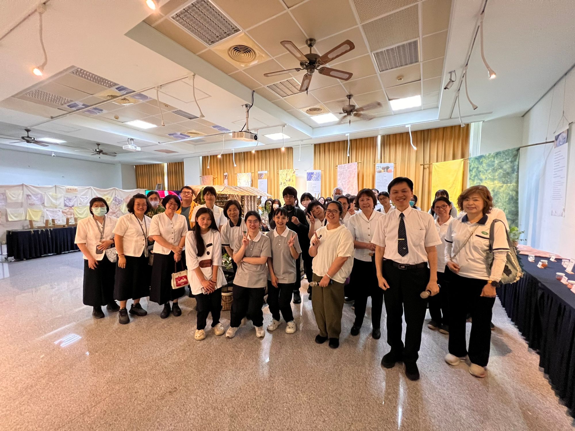 開幕茶會駐校藝術家陳淑蓉與師生們合影