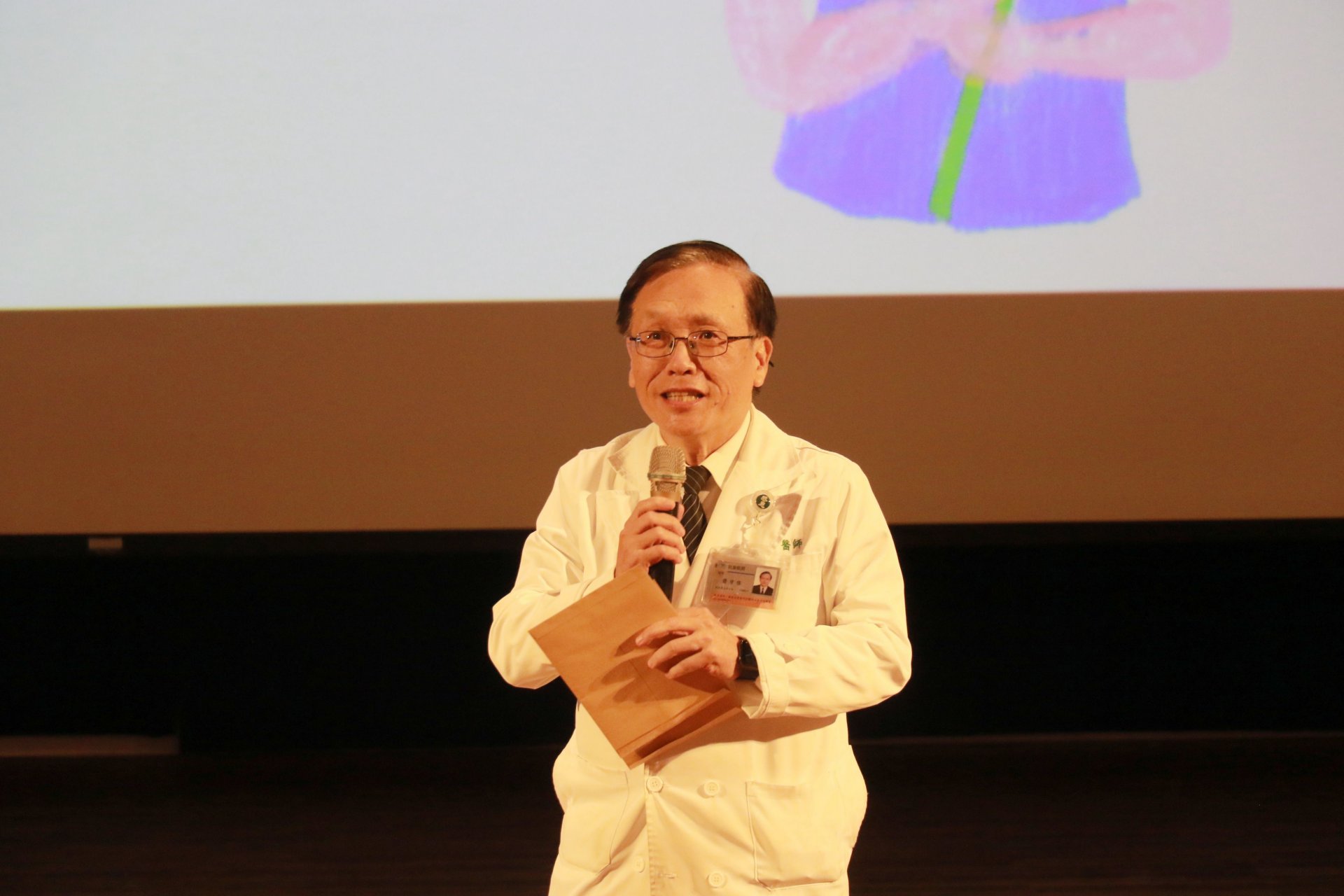 簡守信院長帶動醫師寫信感謝護理同仁，並感謝護理人員的付出，讓醫療服務展現出深厚的人文溫度。