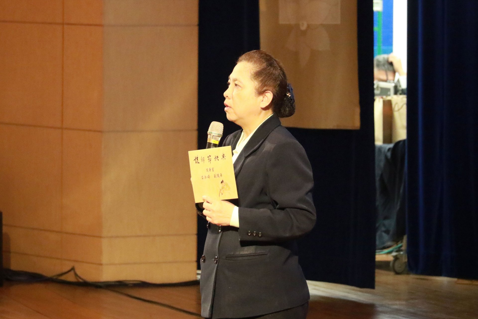 莊淑婷副院長收到院長親筆手寫感恩信，認為這份真摯情感彌足珍貴，並強調護理不只是工作，更是一份需要家庭支持的使命。