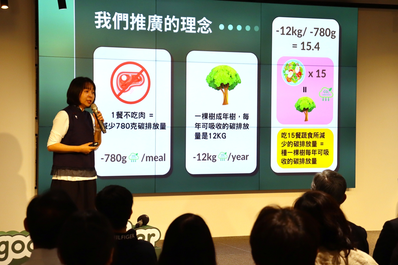 慈濟志工郭玫君分享蔬食推廣的理念。