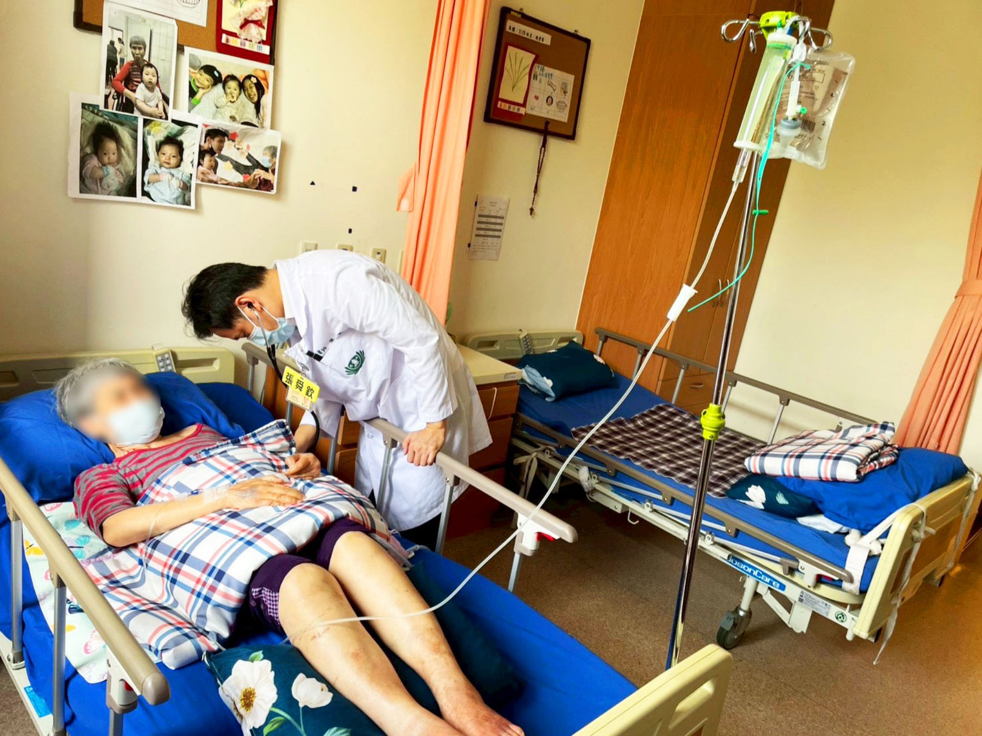 護理部主任陳佳蓉表示，第一個在宅醫療個案，針對住民急性醫療需求，透過幾年前培育的家庭專科護理師的協助，成功提供在宅醫療服務，並優化了作業流程。
