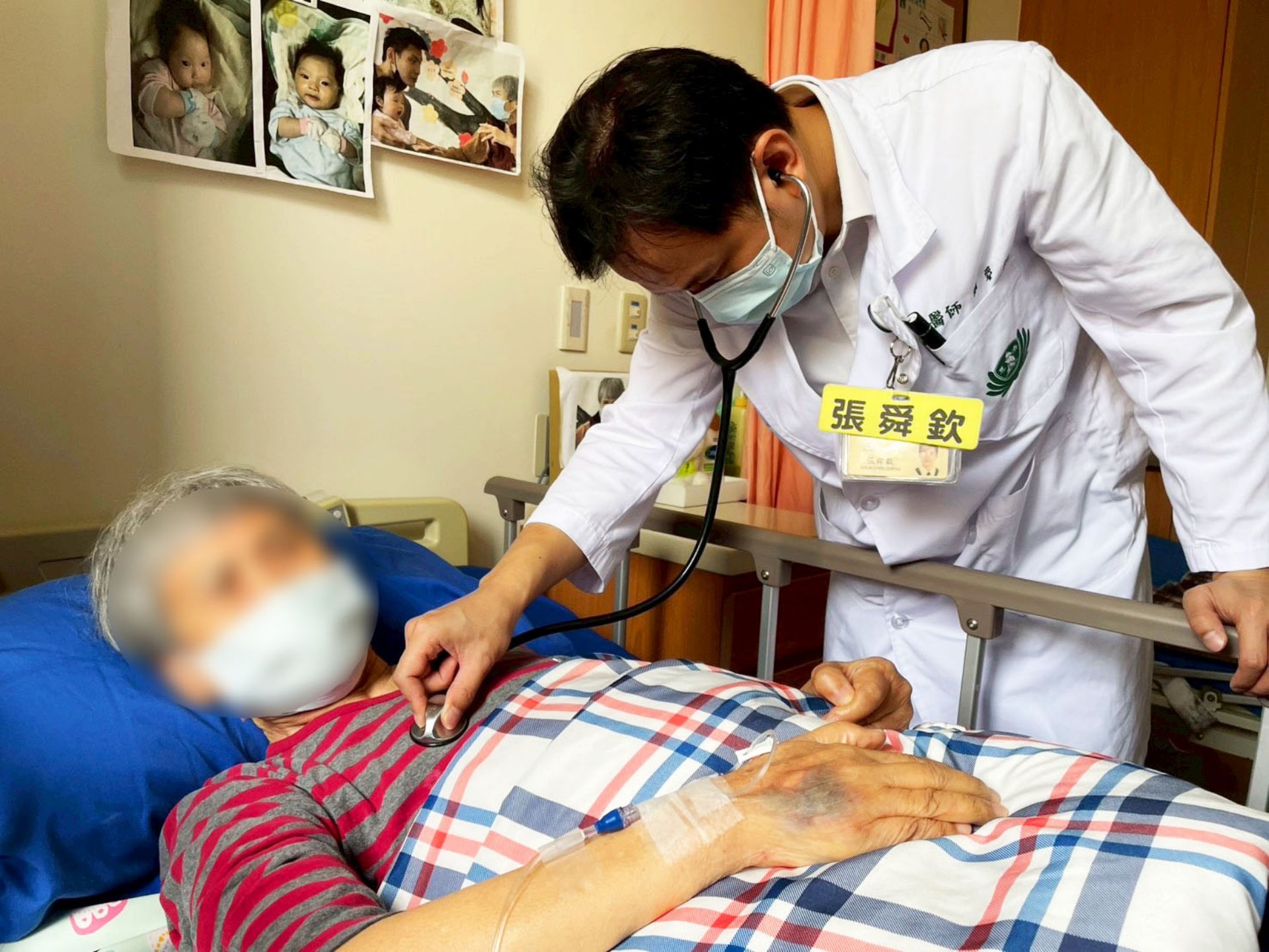 四月中旬病人出現發燒及排尿異常，急診檢查後被診斷為泌尿道感染。大林慈濟醫院醫療團隊迅速評估病情，啟動在宅急症照護模式，安排病人返回機構接受治療。