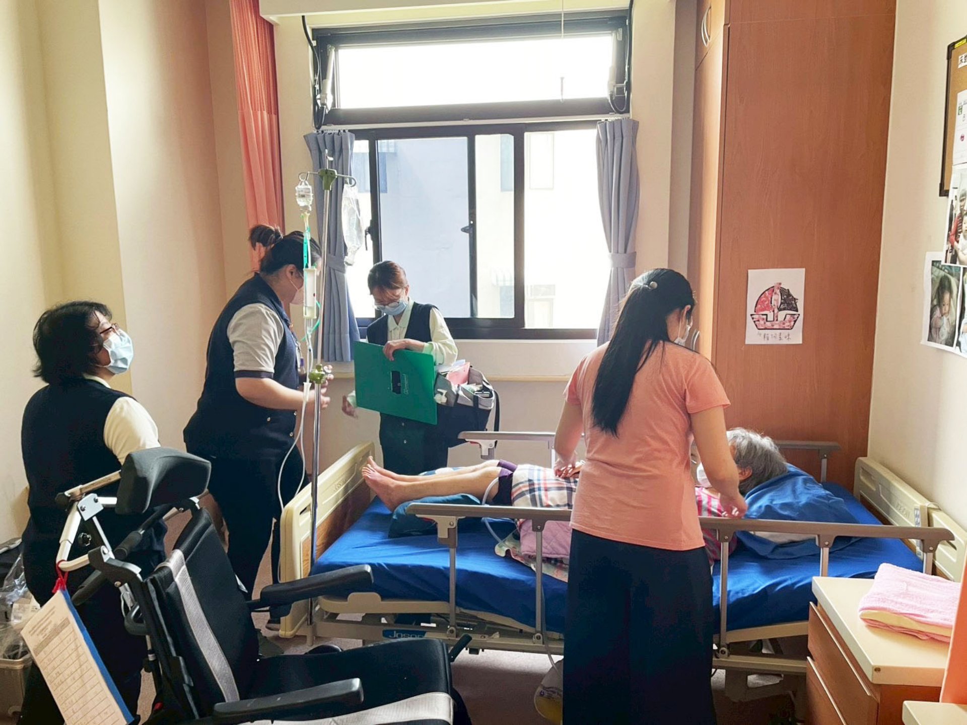 家屬感謝醫療團隊，她表示：「能夠在熟悉的地方安心接受治療，真的減輕我們許多的壓力。」