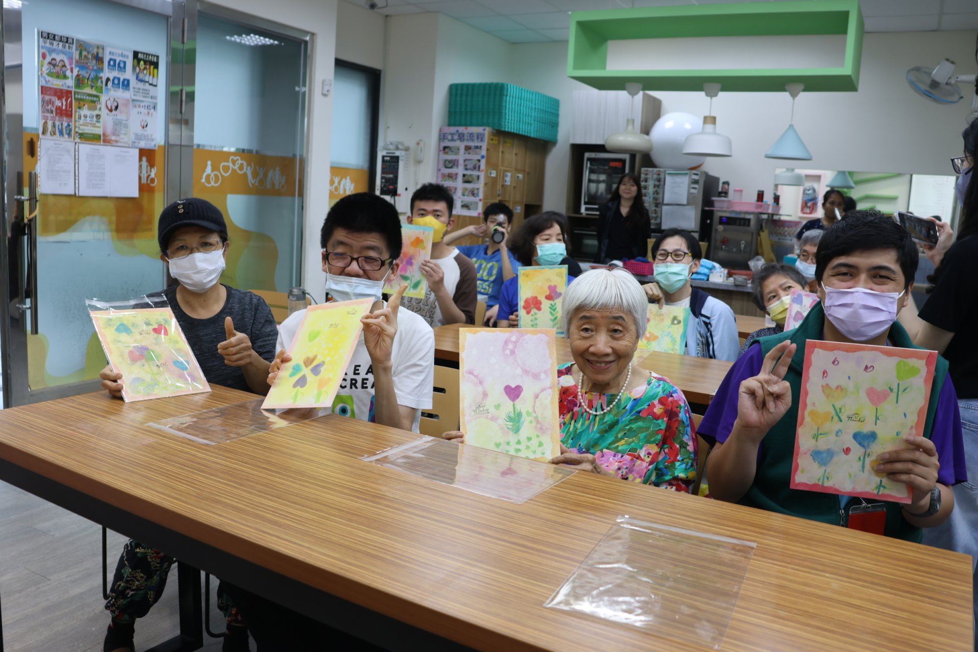 伊甸三峽國光日照中心學員與長輩們一起展示成品