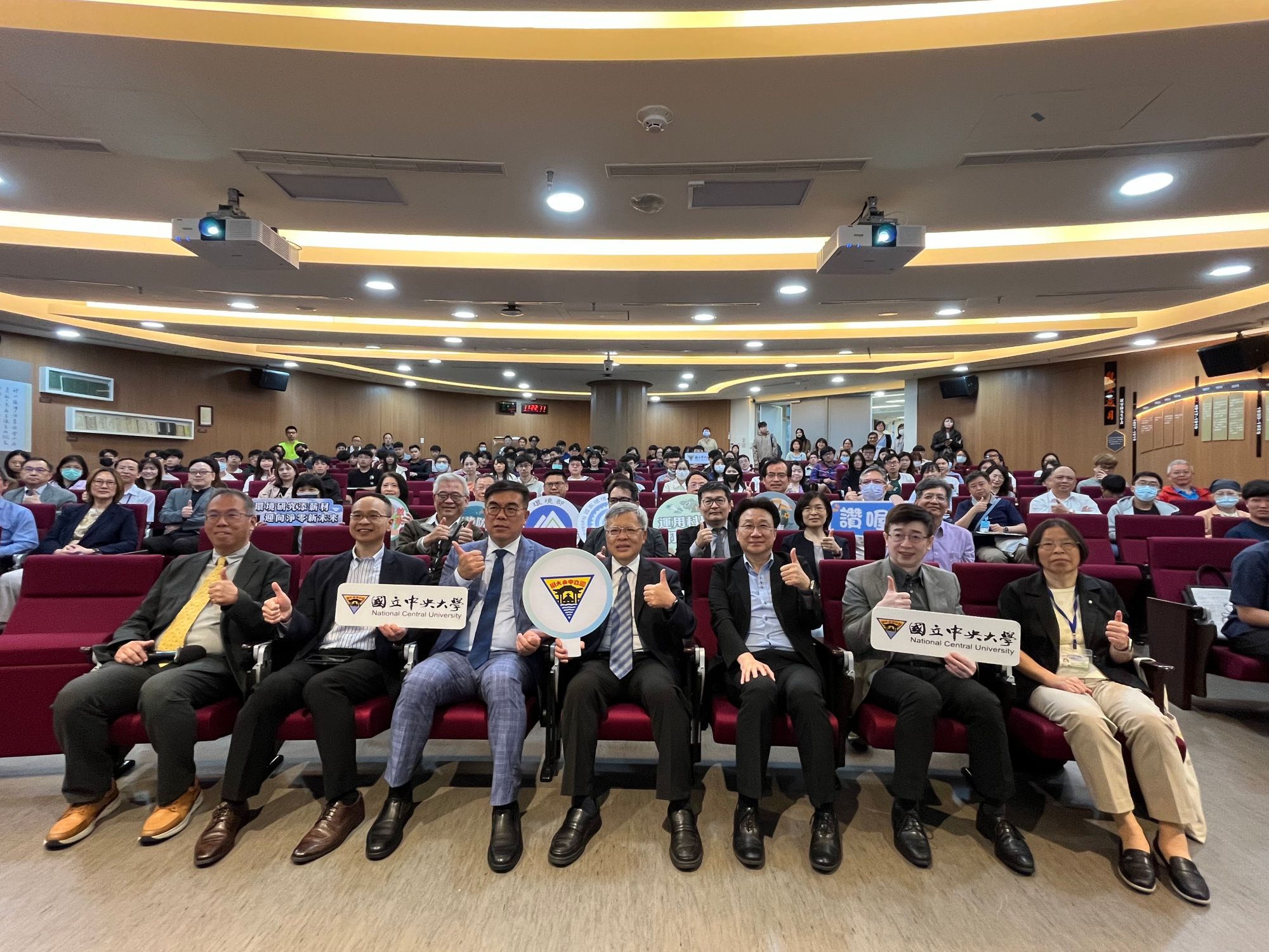02.簽署合作若干大合照,環境部彭啟明部長_前排左3_、中央大學蕭三校長_前排中間、國家環境研究院劉宗勇彭_前排右3