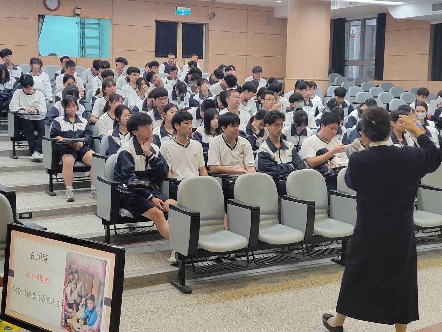 校長即時給予回饋，協助調整眼神與語調