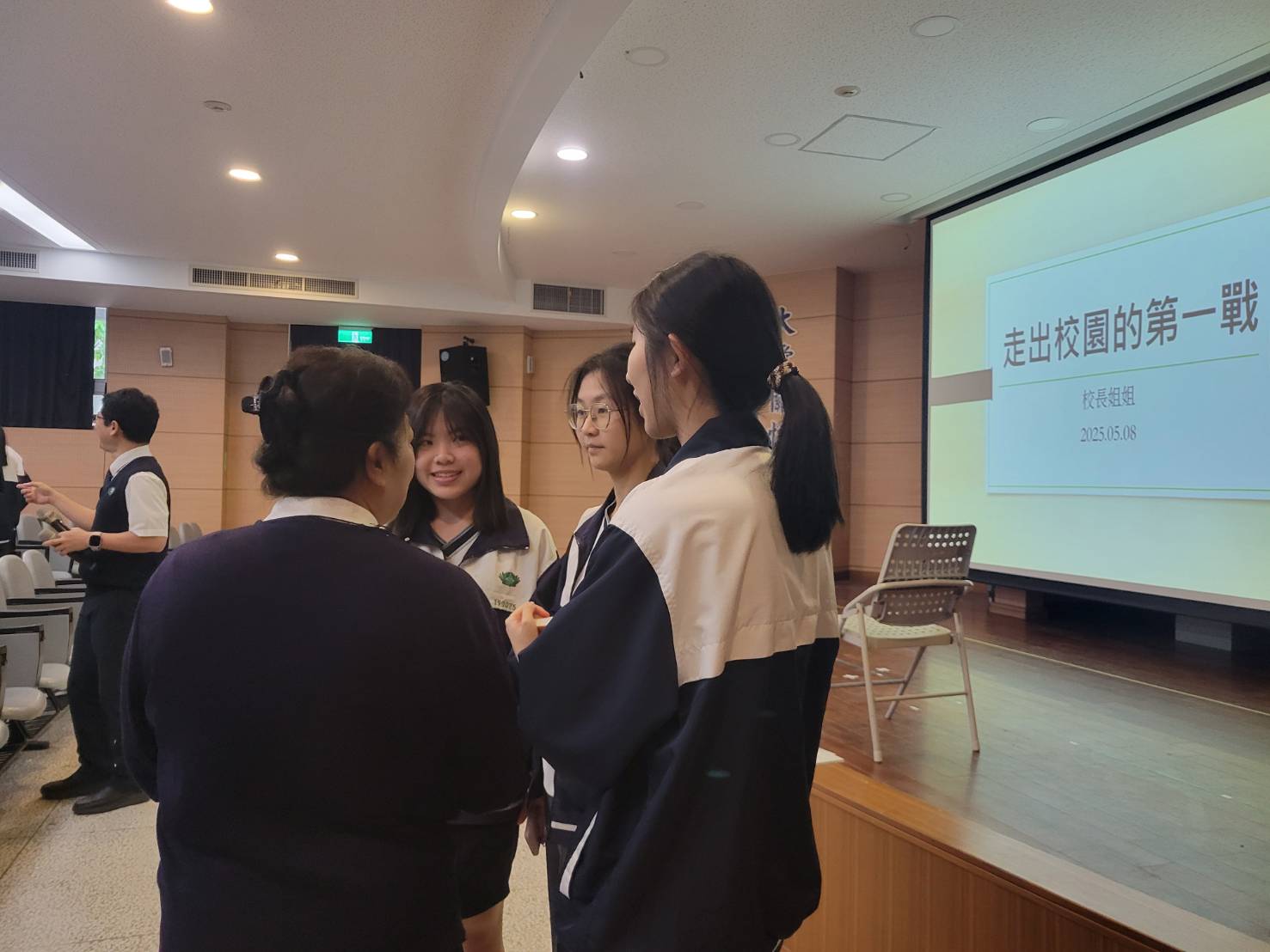 校長指導學生三人一組進行模擬面試練習，共同提升實力。