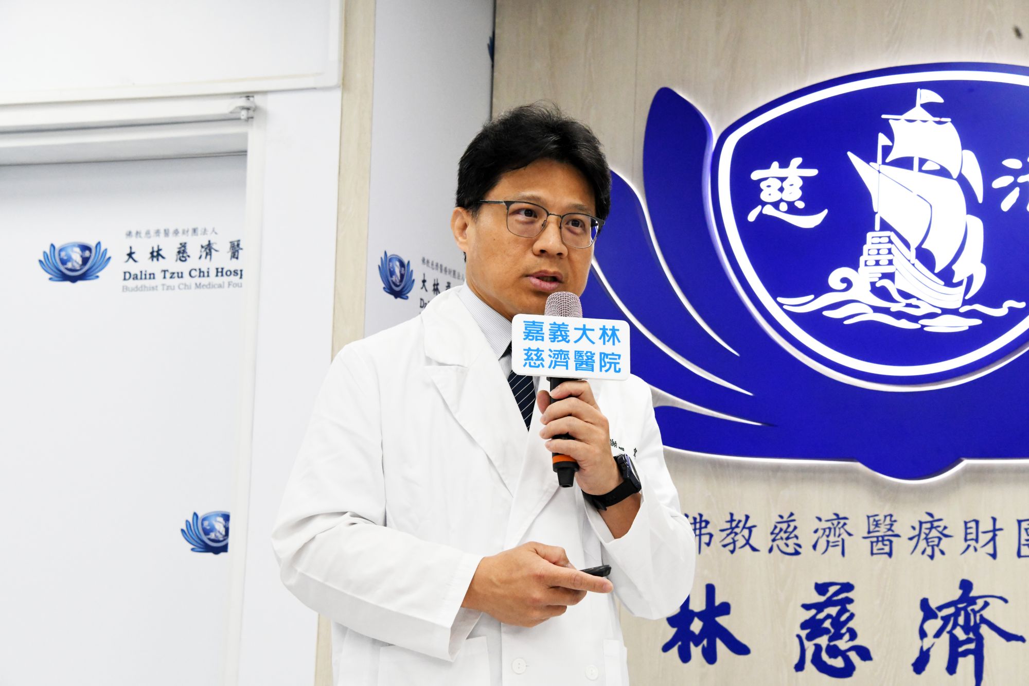 大林慈濟醫院骨科部主任謝明宏表示，研究團隊蒐集自大林慈濟醫院的10,305張脊椎CT影像，透過集成學習方式整合各模型優勢，成功建立準確率高達93.4%的AI系統。