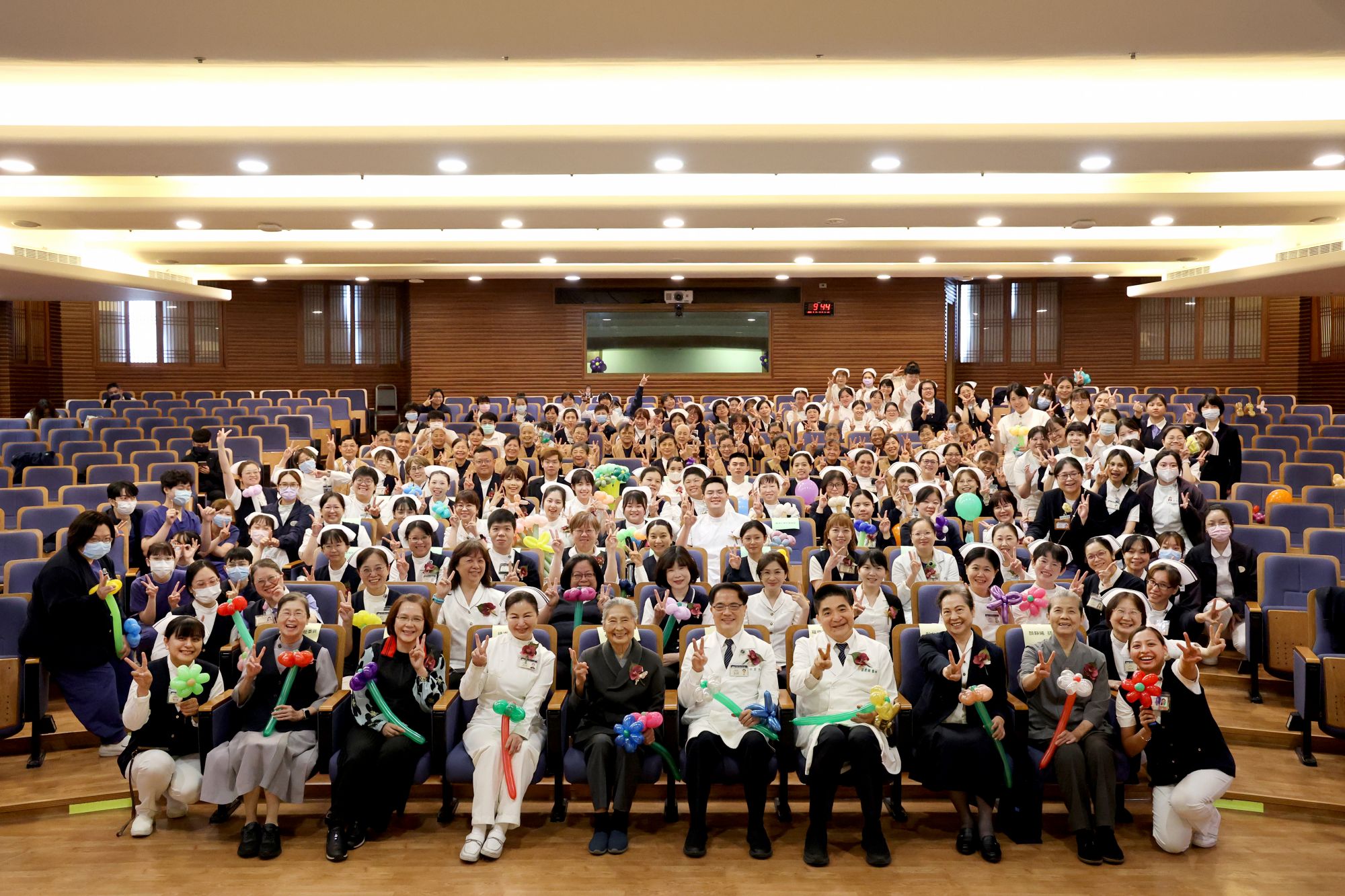 5月12日是國際護師節，花蓮慈濟醫院在8日上午舉辦「國際護師節慶祝大會」，感恩24小時輪班守護病人的護理人員之外，表揚表現優良及各領域有所專長的護理人員，並在大愛樓門診區走廊展示超過百位的資深、優秀護理師身影，一起歡慶護師節。