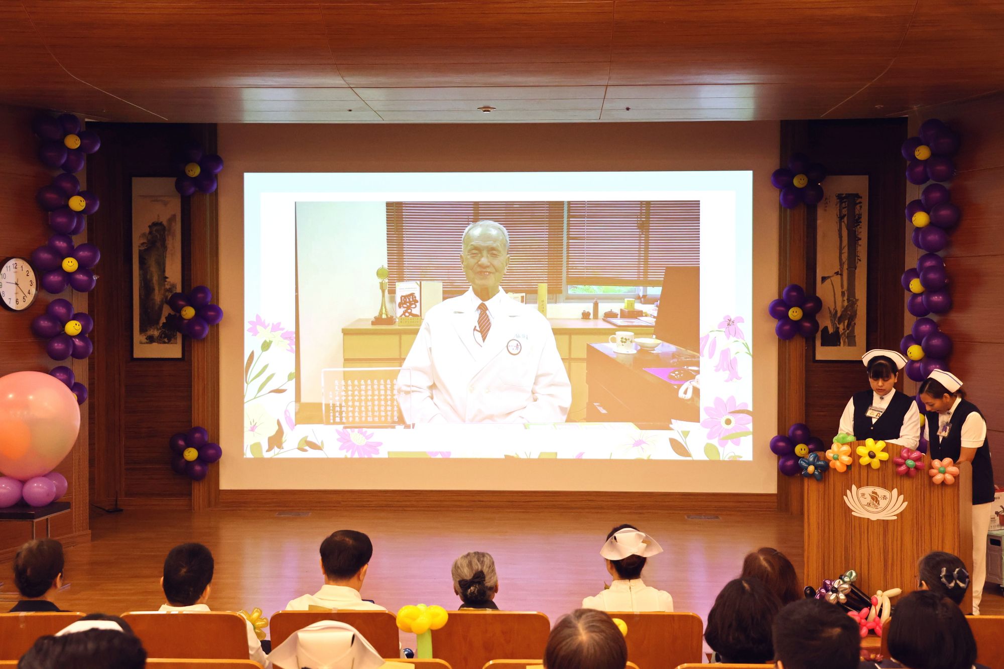 慈濟醫療法人執行長林俊龍透過影片送上祝賀，並歡迎新進護理師加入花蓮慈院的行列。