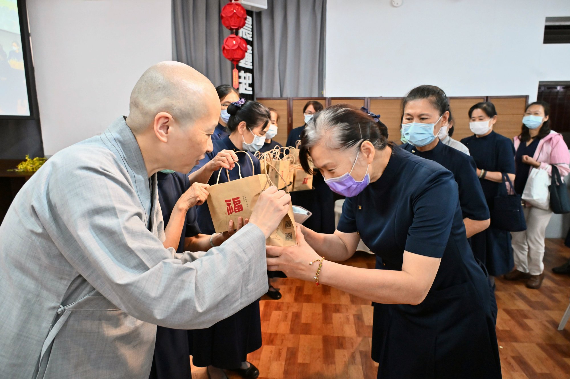 純寬師父受邀蒞臨會場，代表靜思精舍祝福這塊寶地，早日成就接引更多菩薩。
