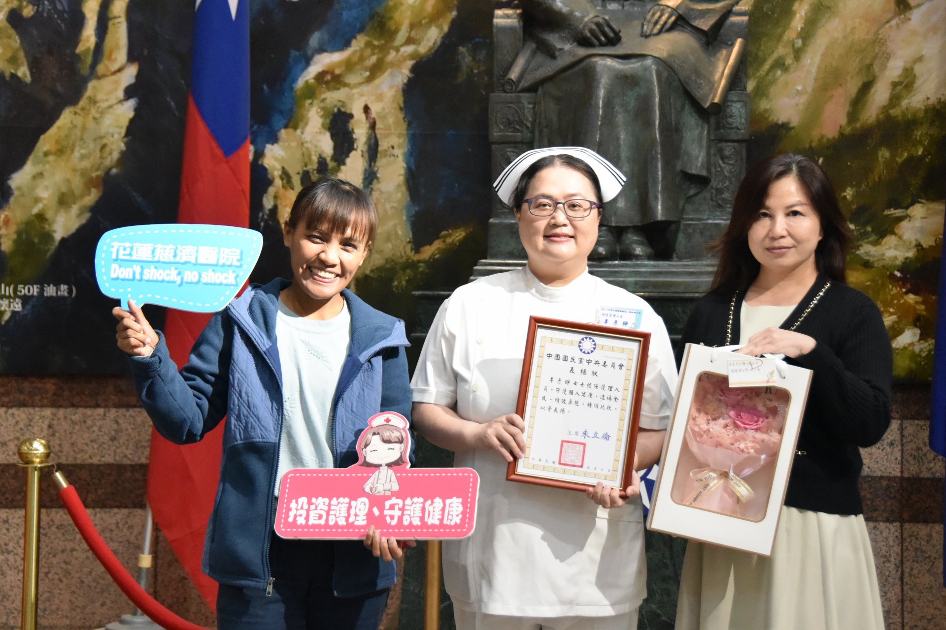 花蓮慈院護理部主任鍾惠君(右)、督導鄭雅君(左)陪同李彥錚督導一起接受表揚。