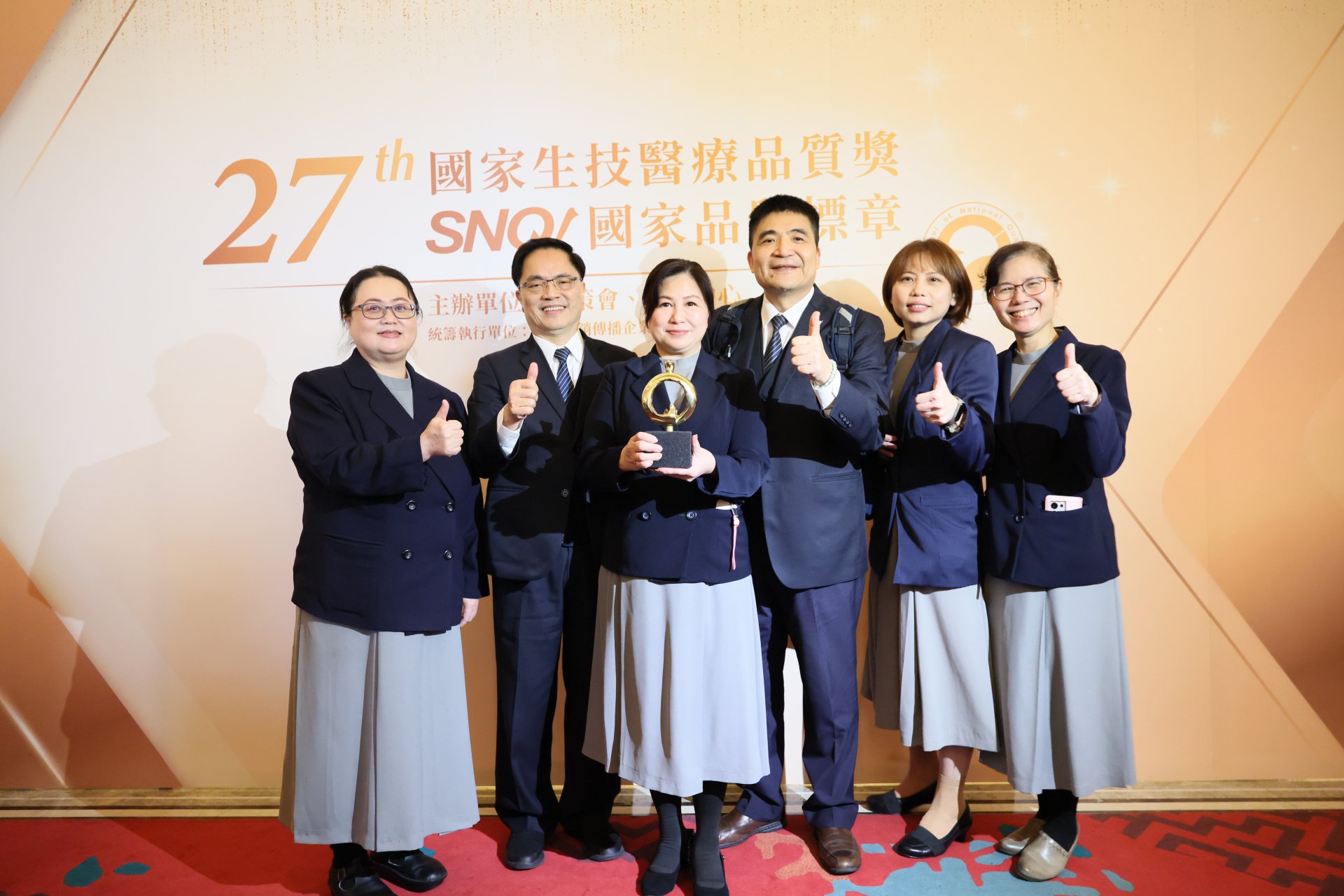 花蓮慈院護理部以AI智能開發「智能輔助護理與糖共舞」在今年一月獲得等同世界第一的國家生技醫療品質金獎肯定，李彥錚督導(左一)是團隊重要成員，與林欣榮院長(左二)、羅慶徽副院長(右三)、護理部主任鍾惠君(左三)等人一起參加授獎典禮。
