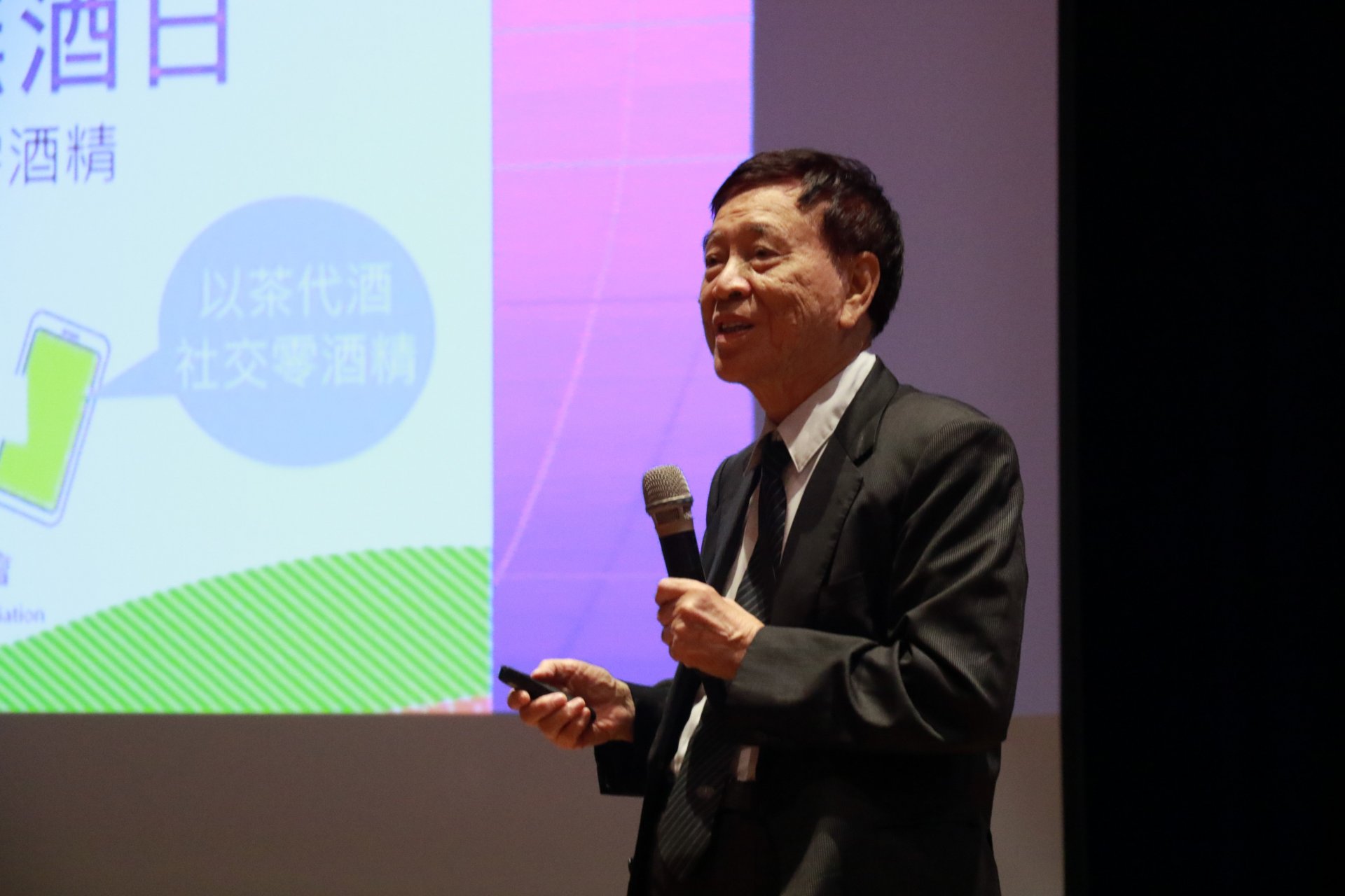 臺大醫院教授王正一呼籲延後青年飲酒年齡。