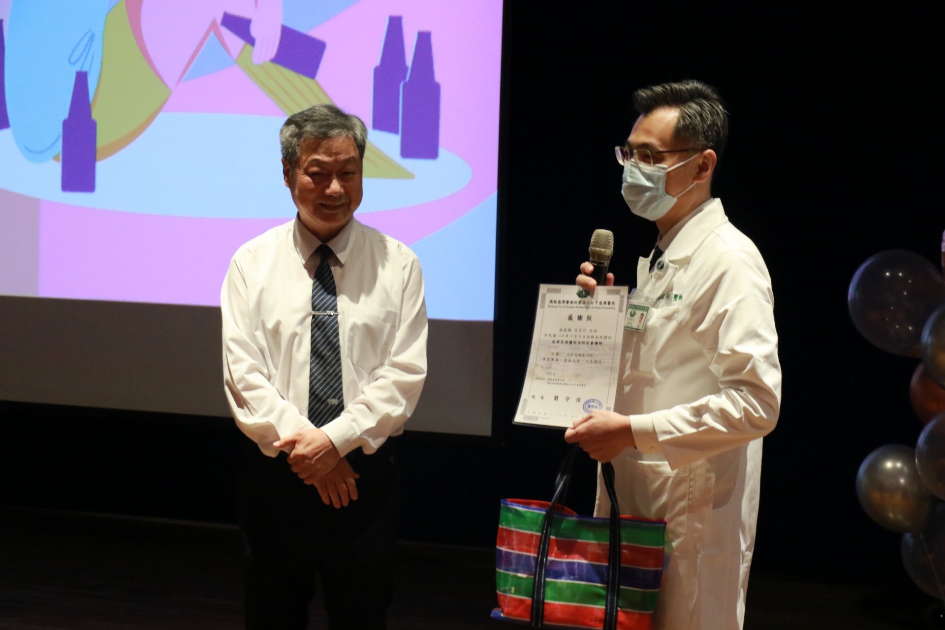 慈濟基金會慈善志業發展處主任呂芳川(左)發表花蓮原鄉推動以茶代酒成果。