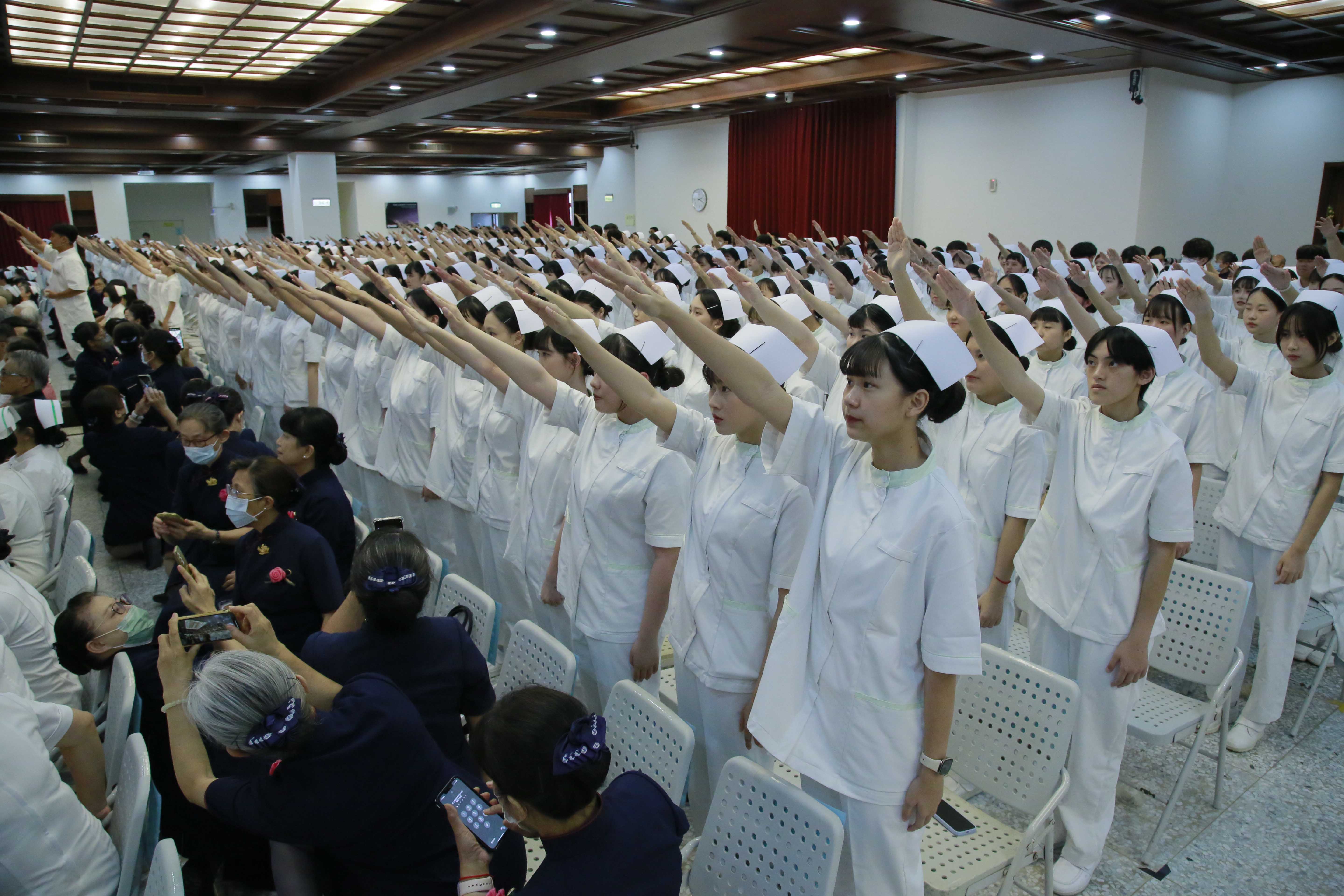 331位護理科系學生（五專247人、四技84人）齊聲宣誓。