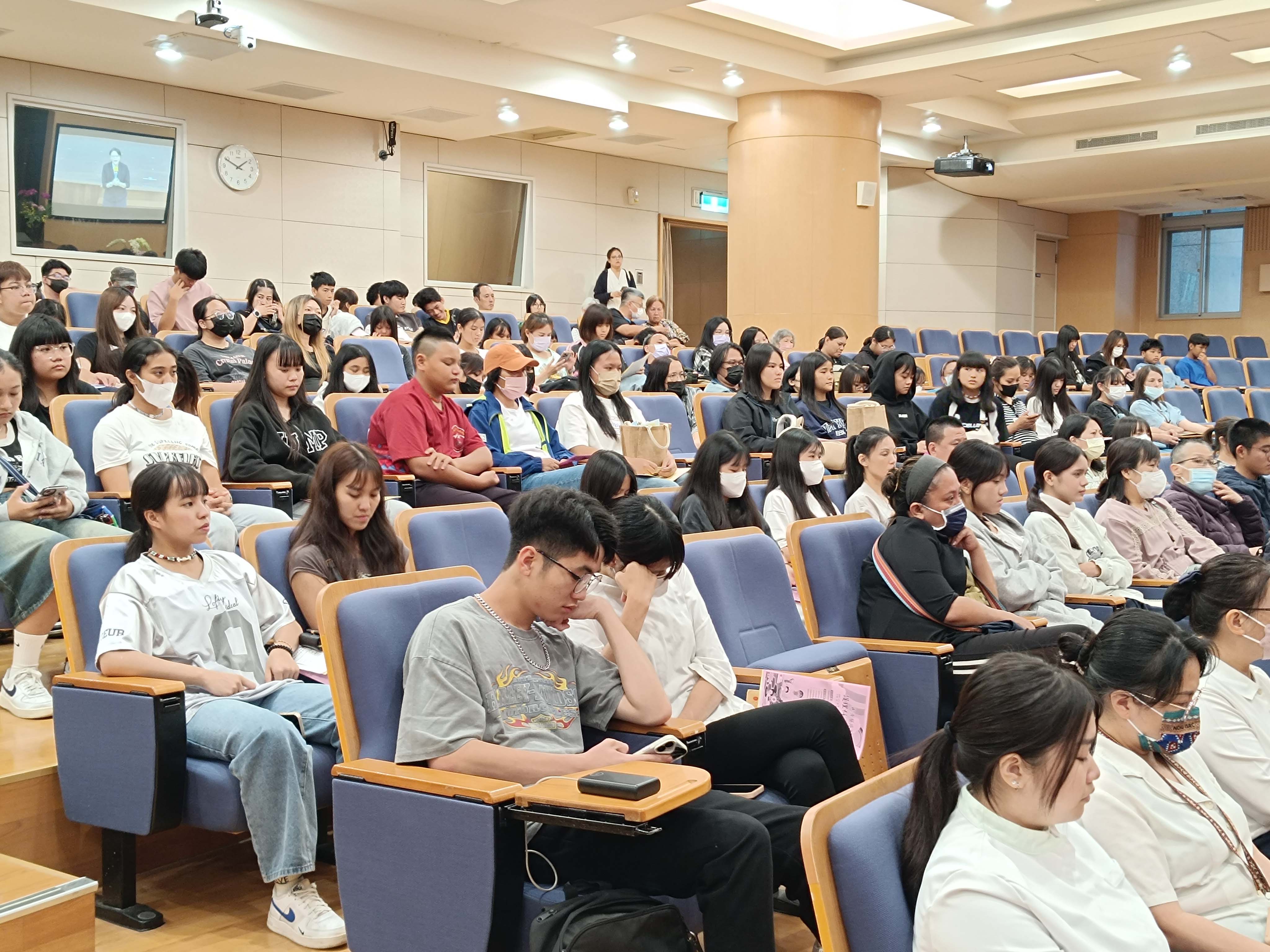 不少家長專程陪同孩子來登記分發。