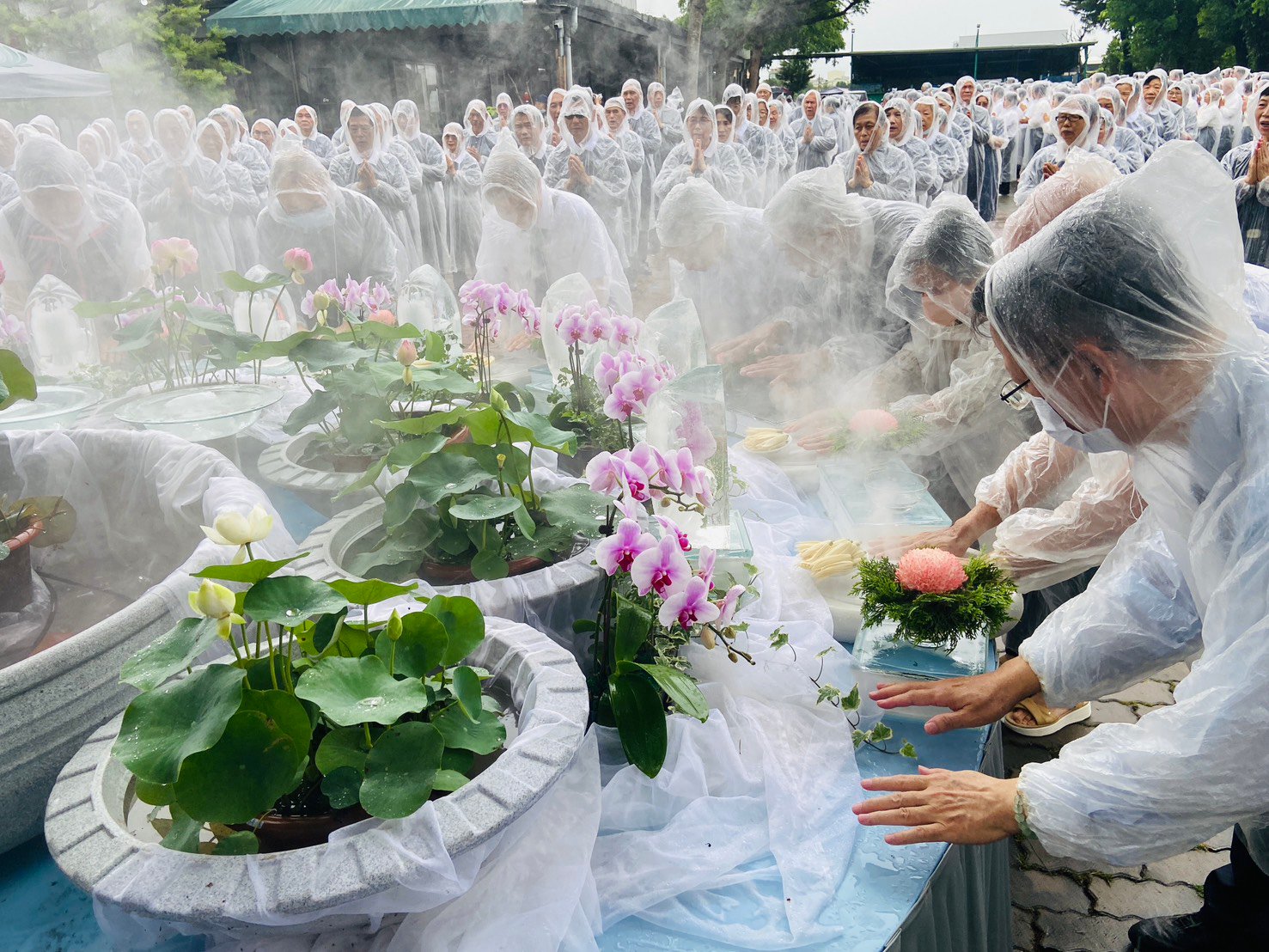 天降甘霖法水均霑全場虔誠禮佛