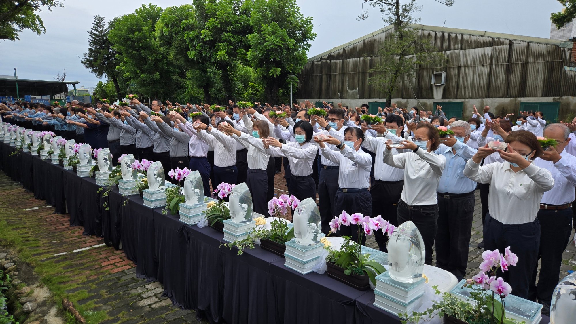 虔誠獻供法喜禮佛祈福