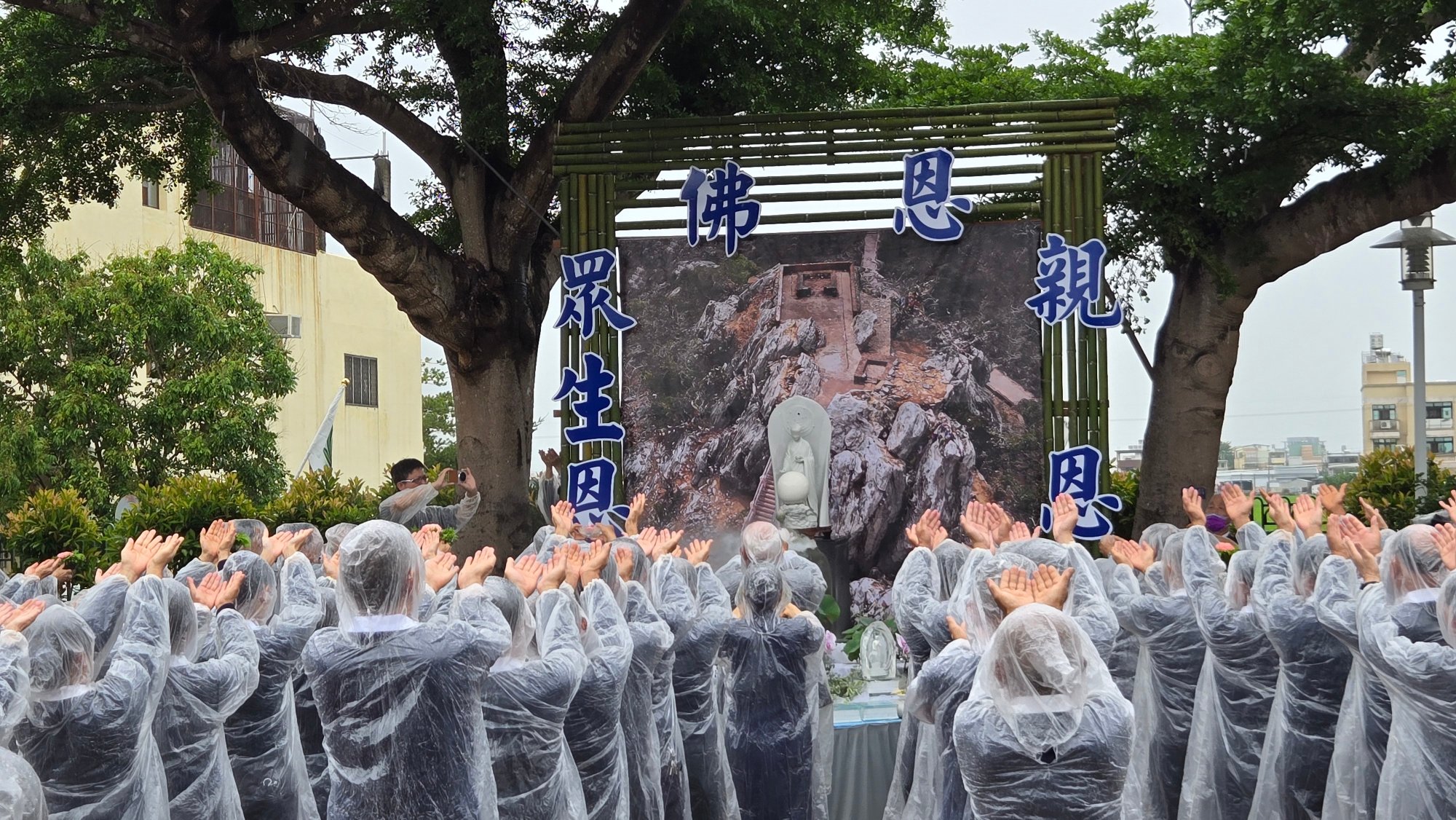 透過浴佛「外沐佛恩、內淨自心」，，感念「佛恩、親恩、眾生恩」