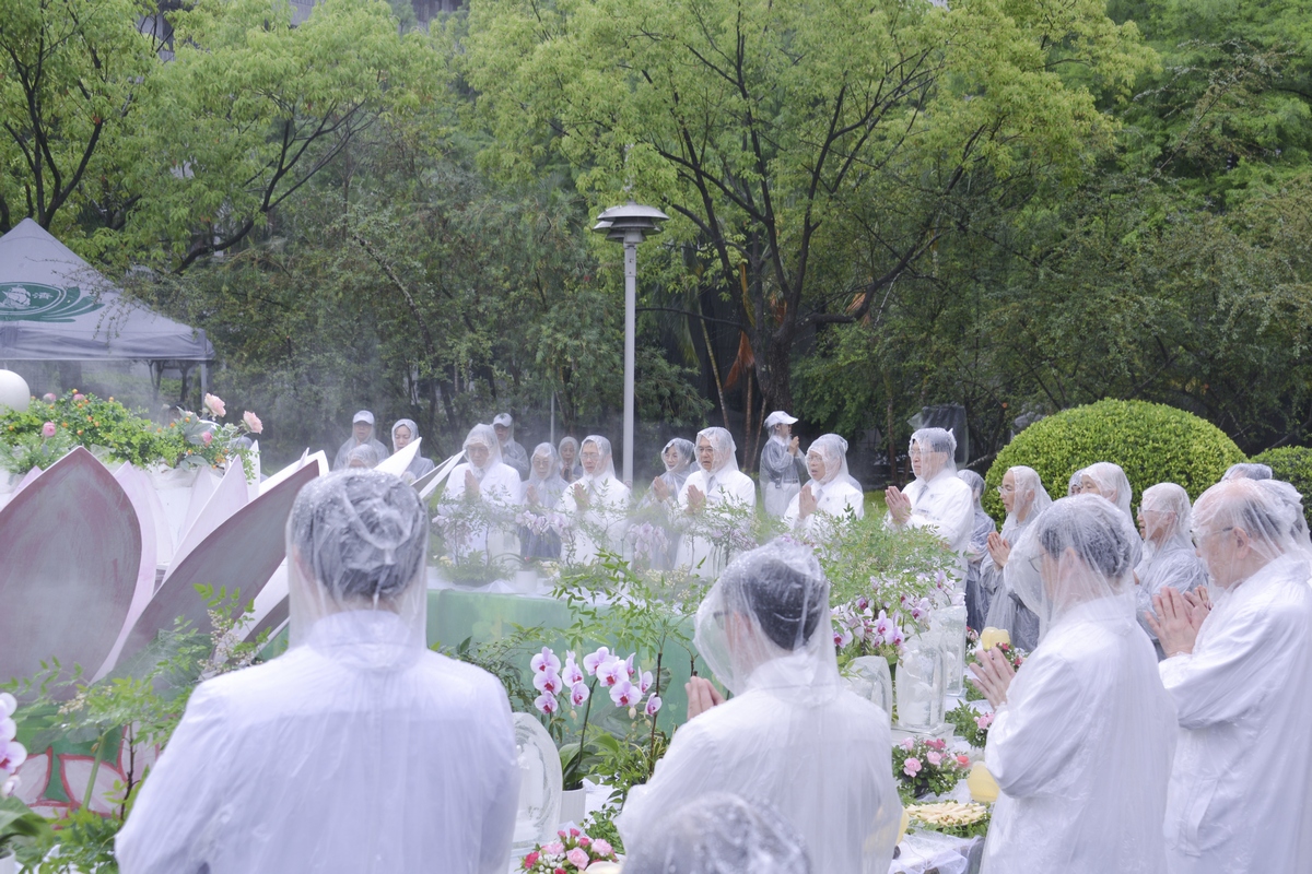 德悅師父、德勇師父、德淳師父與德謙師父帶領會眾虔誠禮佛足、接花香，洗滌煩惱妄心。