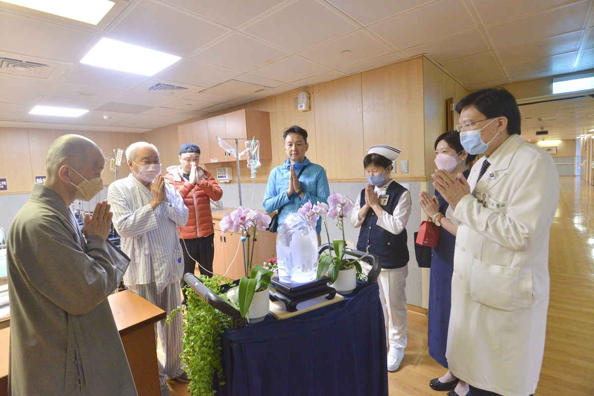 體恤行動不便的住院大德及堅守崗位醫護同仁也能同霑法喜，精舍師父與院部主管展開「行動浴佛」。