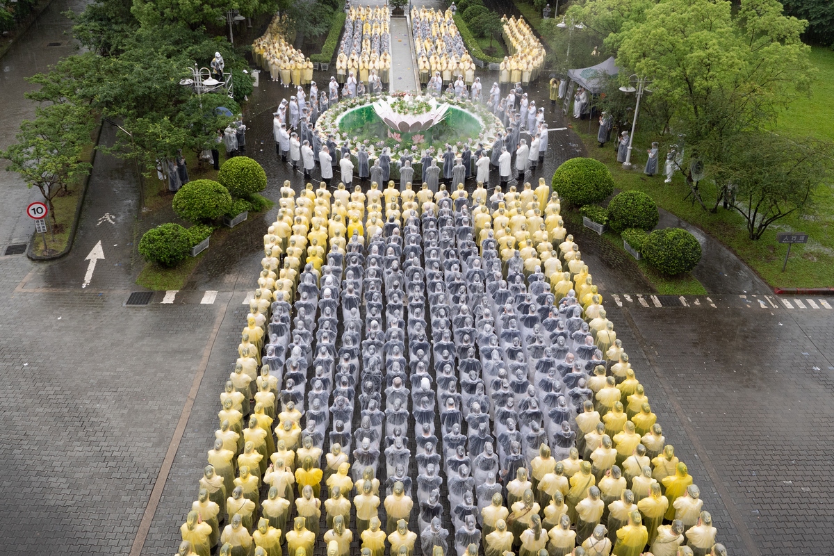 5月11日，台北慈濟醫院在精舍師父的帶領下，趙有誠院長、主管同仁、社區志工與民眾共1,165人參與浴佛典禮。