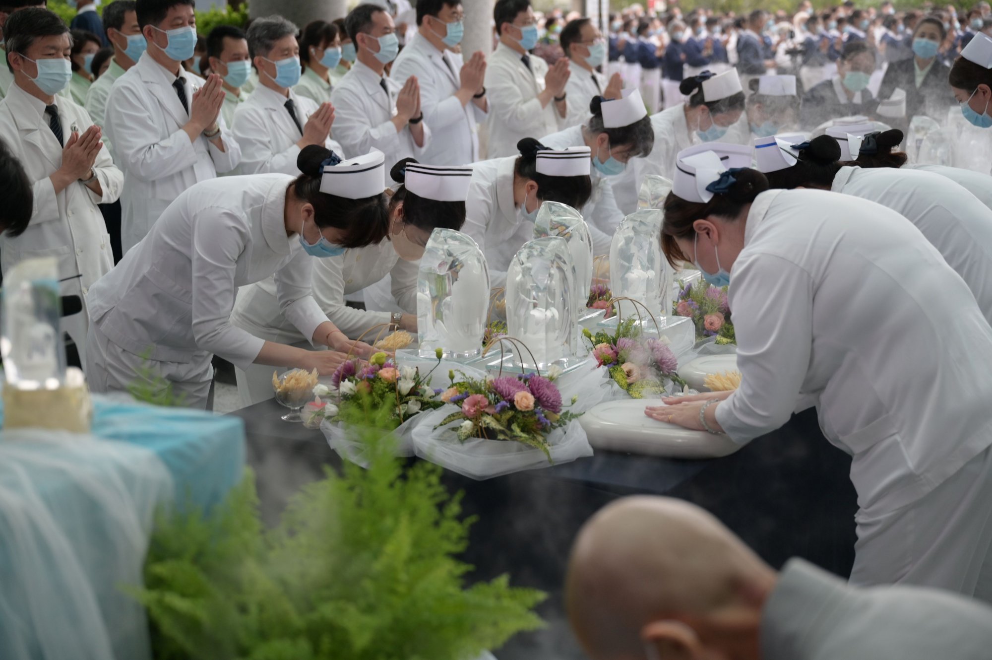 護理人員依序禮佛足、接花香、香湯沐佛，祈願身心安頓、社會平安。